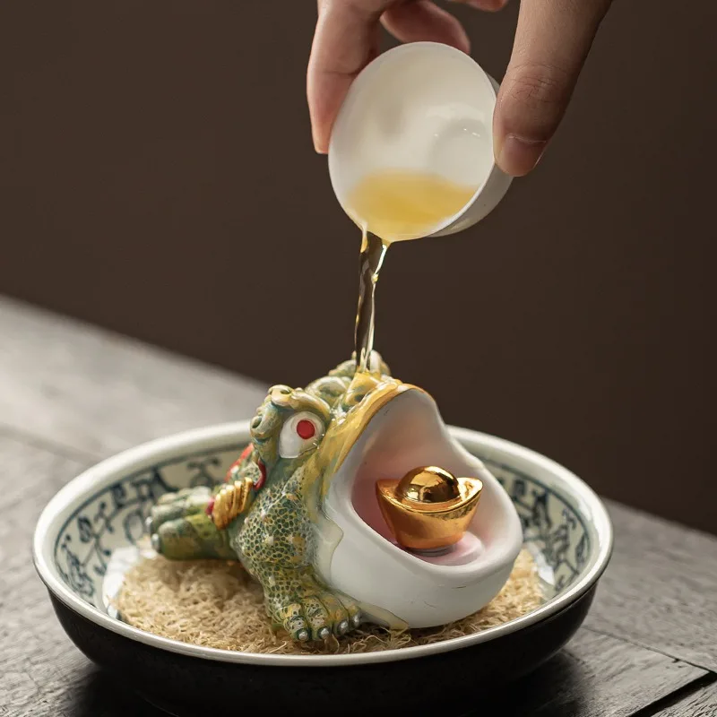 1pcs Lucky Toad Tea Pet with Gold Ingot Creative Tea Ceremony Accessory for Tea Lovers Home Decor