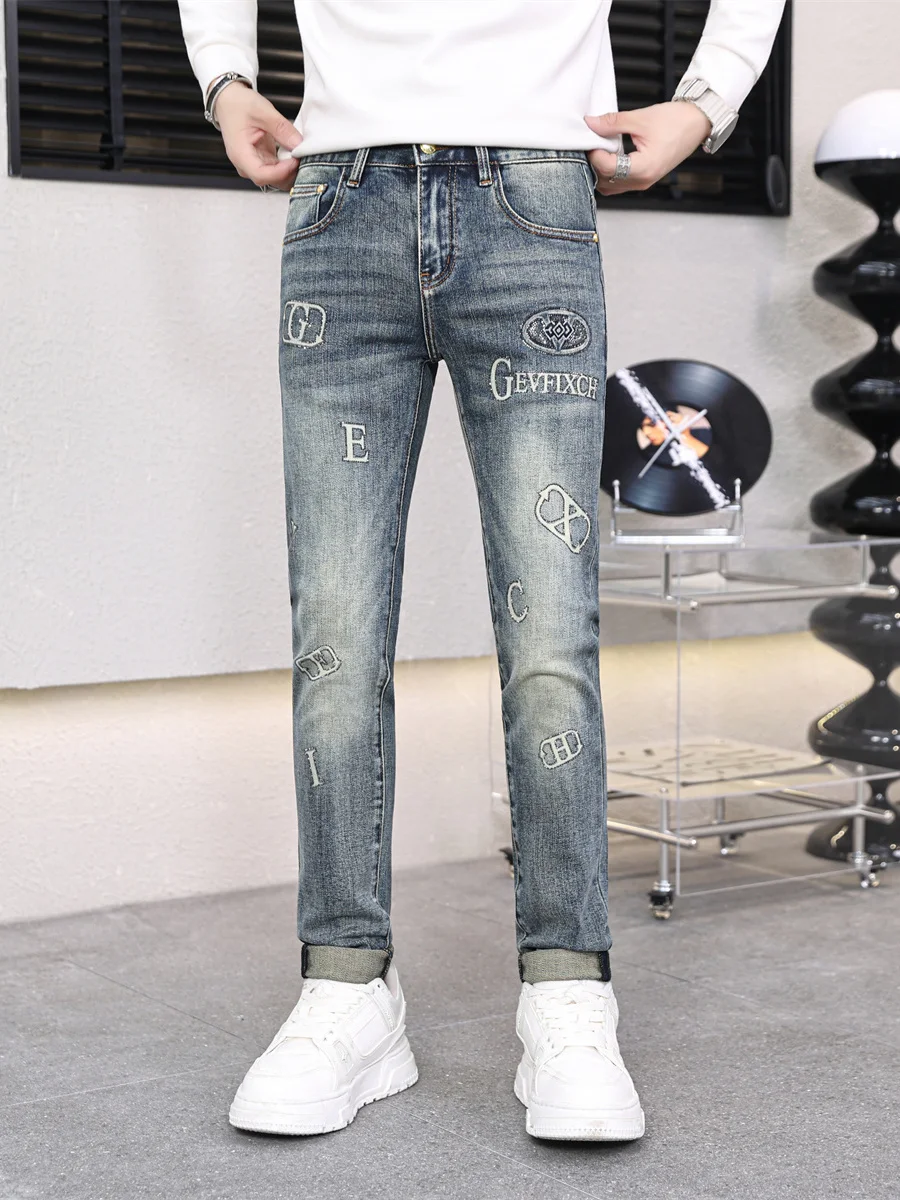 

Мужские джинсы Slim Fit от элитного модного бренда с принтованными и вышитыми деталями, из хлопкового стрейч-денима, для повседневной носки осенью