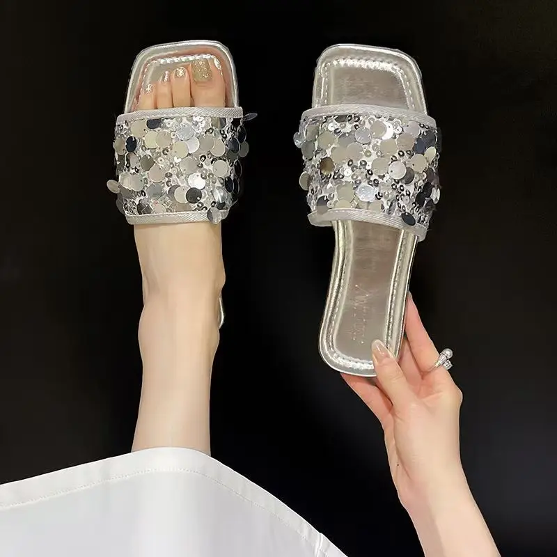 شباشب من حجر الراين على الموضة لصيف 2025، صنادل شاطئ مسطحة مطرزة بالترتر ومضادة للانزلاق ومقاومة للاهتراء