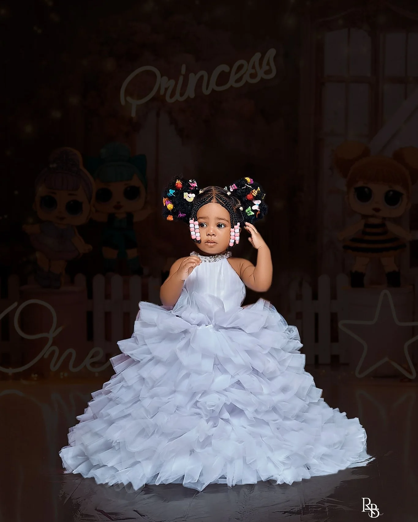 Abiti da compleanno per ragazze bianche da principessa. I bambini indossano abiti da ragazza di fiori a strati personalizzati per abiti da prima comunione per matrimoni