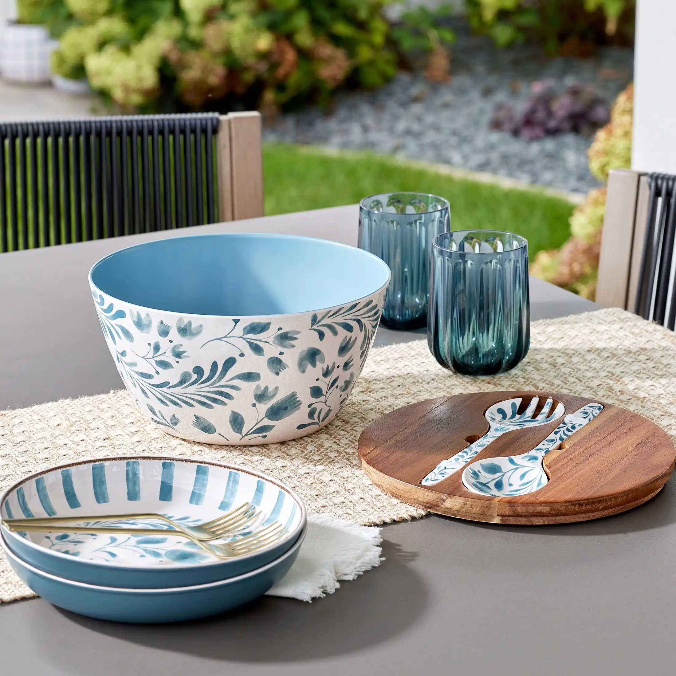 مجموعة أوعية تقديم سلطة الميلامين الخيزرانية المكونة من 4 قطع من بيتر هومز آند جاردنز مع غطاء من خشب السنط، باللون الأزرق