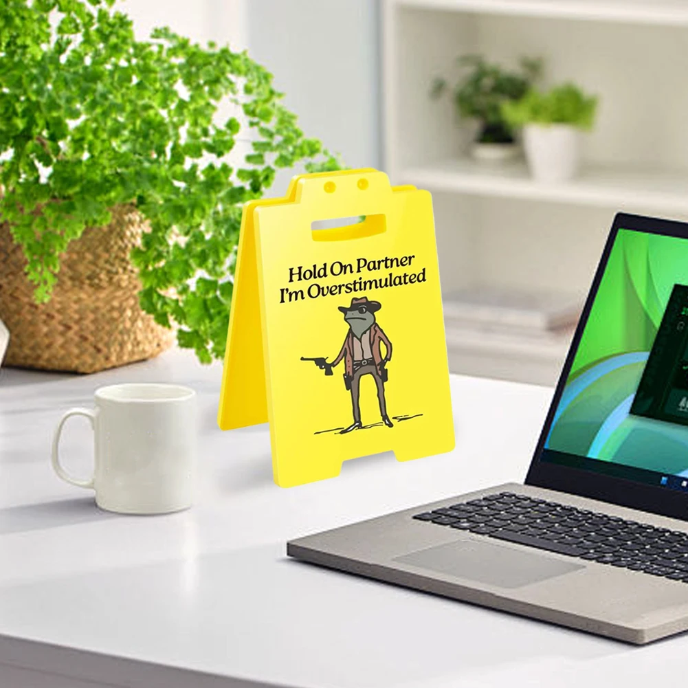 Hold On Partner I'm Overstimulated 面白いデスクサイン デスク装飾 オフィスデスクサイン オフィス装飾 オフィス用