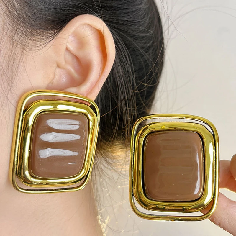 Orecchini a blocchi rettangolari neri over-the-top retrò per l'atmosfera premium di pendolari alla moda da donna