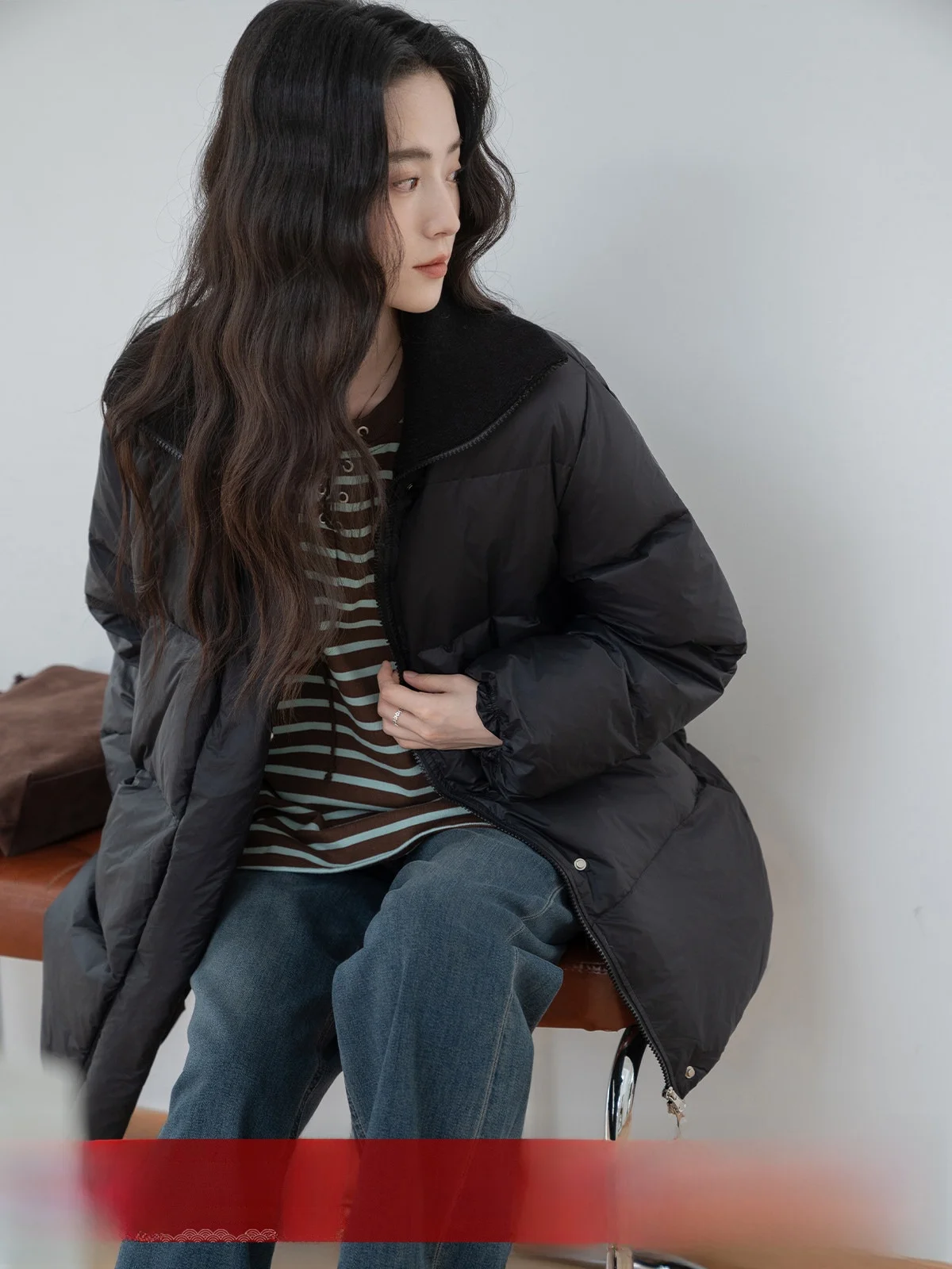 

MoZa Black Short Puffer Jacket Women's Warm Flap Collar Duck down Coat Korean Style Straight Cut 90% down Content Zipper Closure
