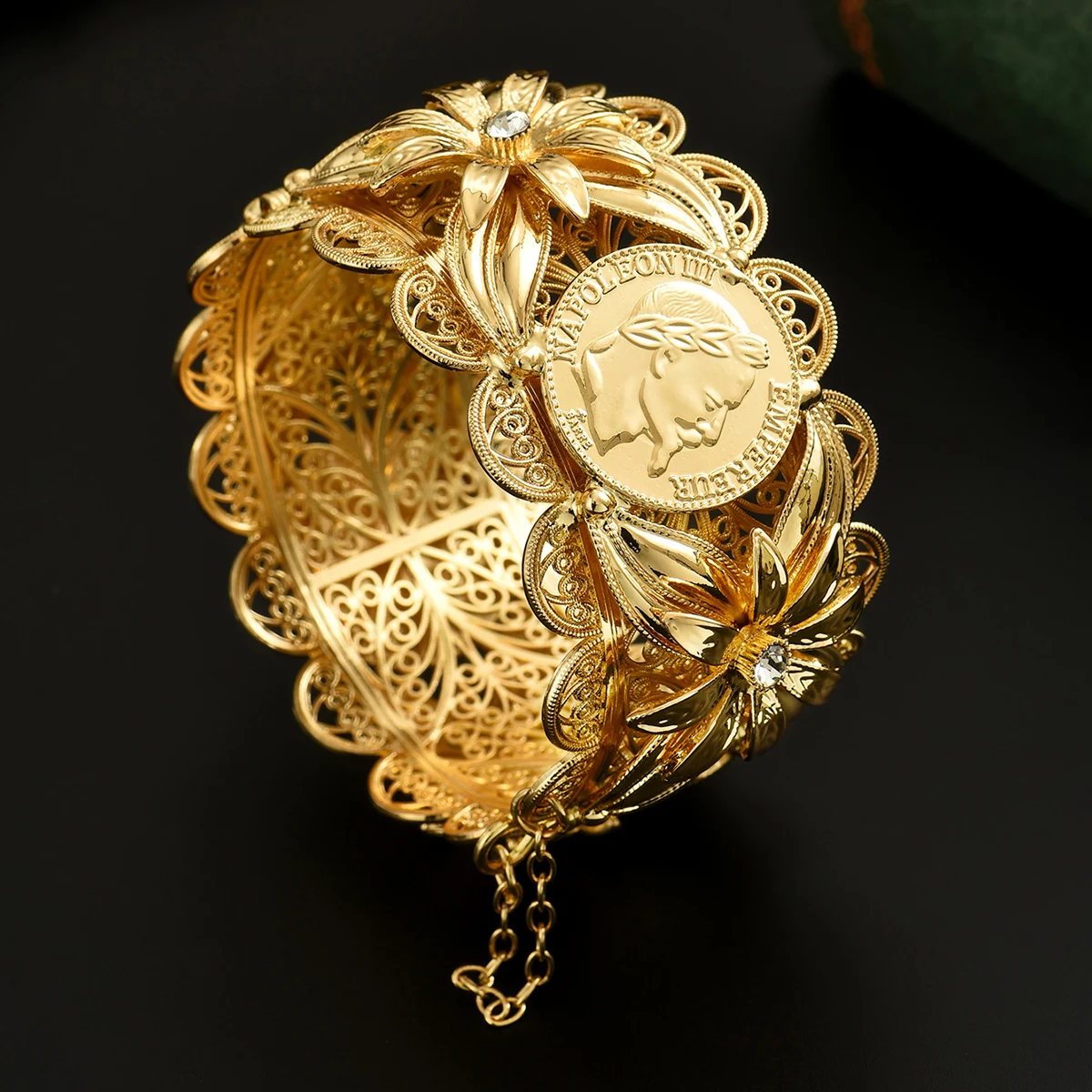 Retro Court-Style Handcrafted Heavy-Weight Exquisite And Magnificent Hollow-Carved Figurine With Floral Patterns Bracelet