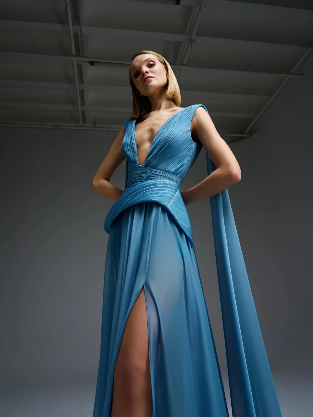 Blaues, stilvolles Chiffon-Abendkleid in A-Linie, sexy, tiefer V-Ausschnitt, fließender langer Umhang, maßgeschneidertes, schickes, wunderschönes, gerafftes Abendkleid