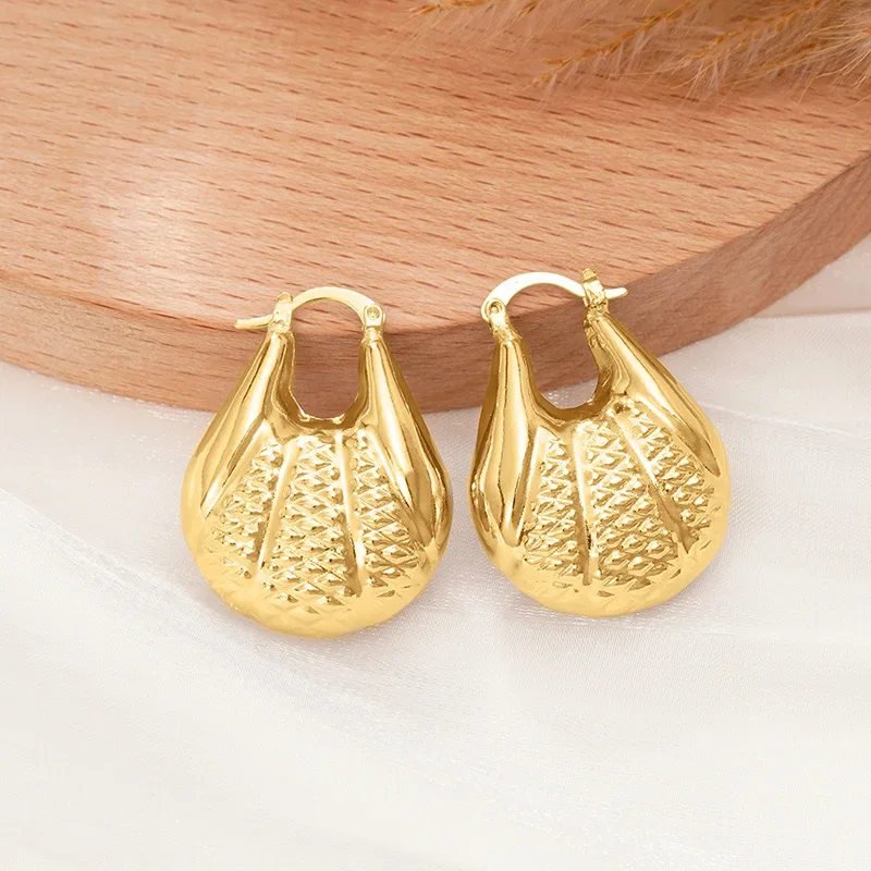 New European and American Shell Exquisite Ear Buckle, Small, Fresh, Fashionable, Popular, Elegant, Seaside Vacation Accessories