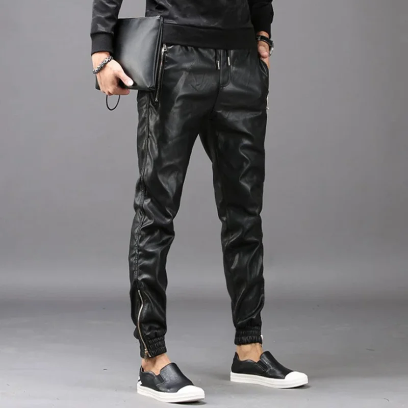 Mode Moto elastische Taille Kunstleder Hosen Männer Jogger Reißverschlusstaschen schwarz Streetwear schlanke Bleistifthose Männer Kleidung ms54124