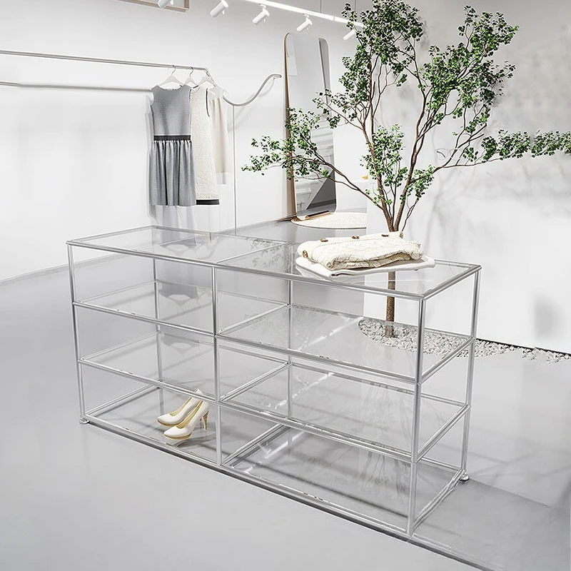 

Display table in the middle of the clothing store Shoe bag display table Women's clothing store Accessories Nakajima flowing wat