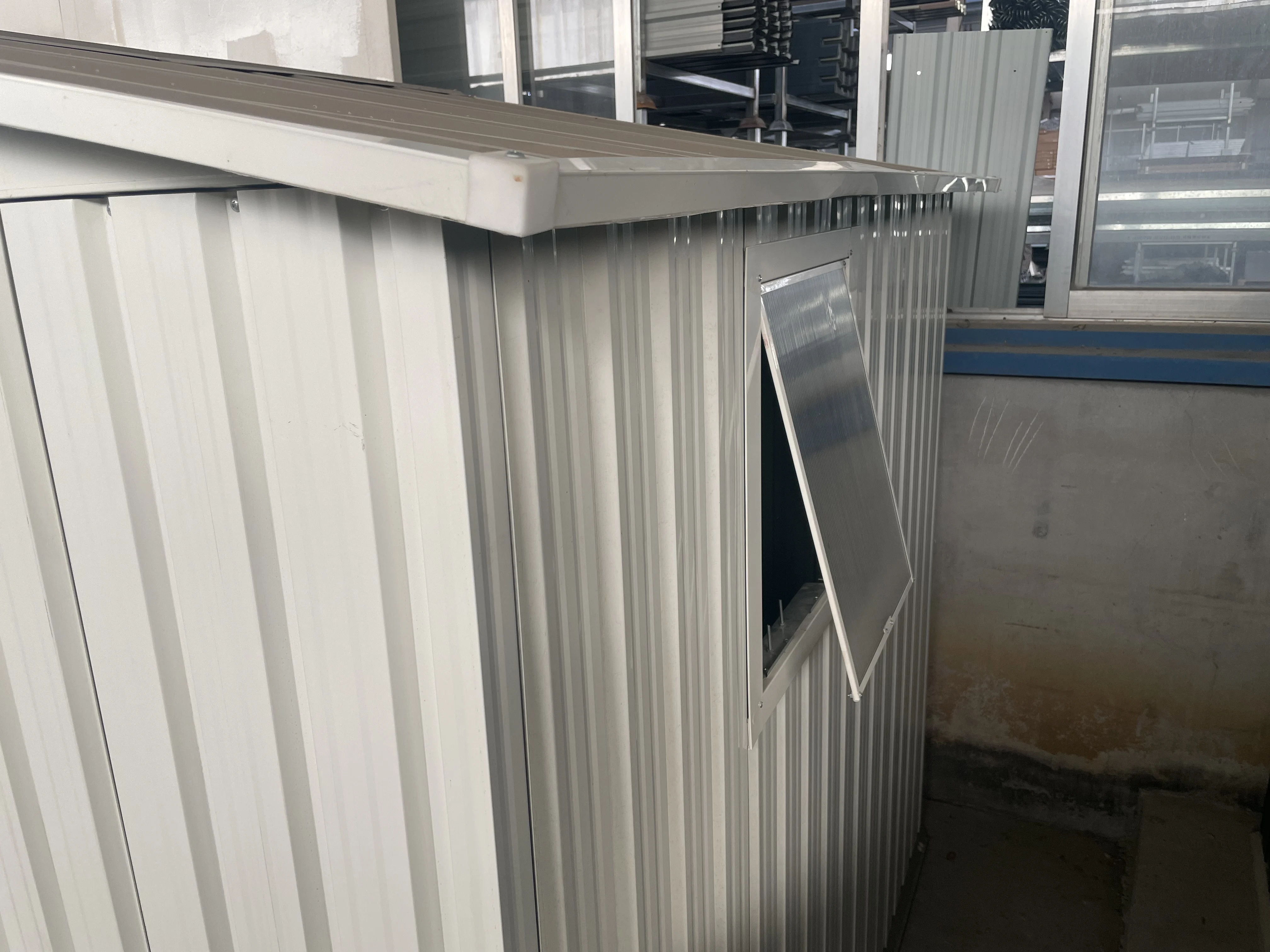 سقيفة حديقة معدنية مع نظام التشغيل Windows حوالي 4.5 متر مربع للتخزين في الهواء الطلق مع باب قابل للقفل لحديقة الفناء الخلفي 8*6FT