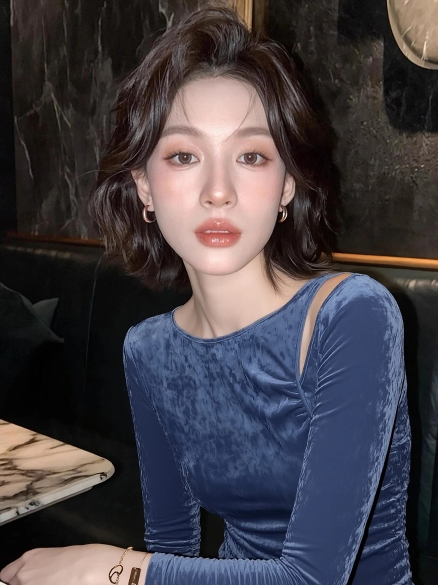 

Faionable Unique Velvet Long Sve Base irt Women's Autumn Winter New Design Sweet And Spicy Girl Beautiful Outerwear Top