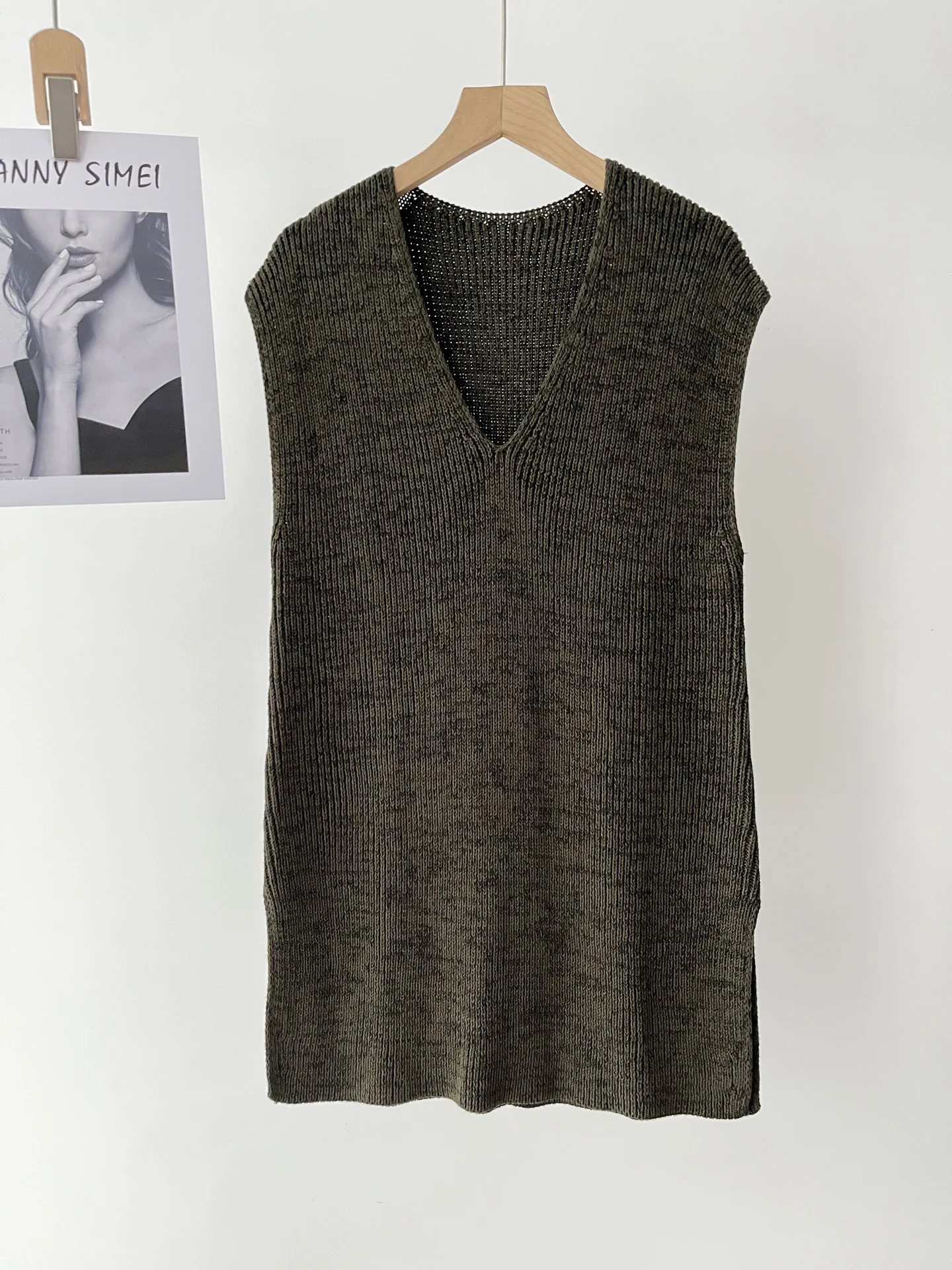 

Women's casual lazy style simple relaxation V-neck sleeveless knitted sweater vest vest top 16a-1026