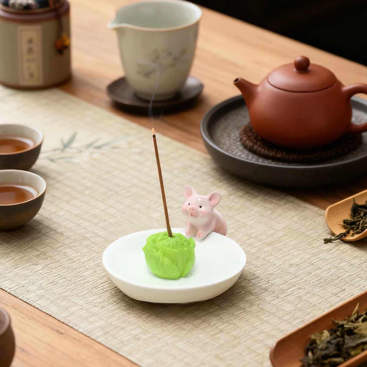 Cute Pig Cabbage Incense Holder, Creative Resin Decorative Ornament, Suitable for Living Room, Study Room, and Bookshelf Display