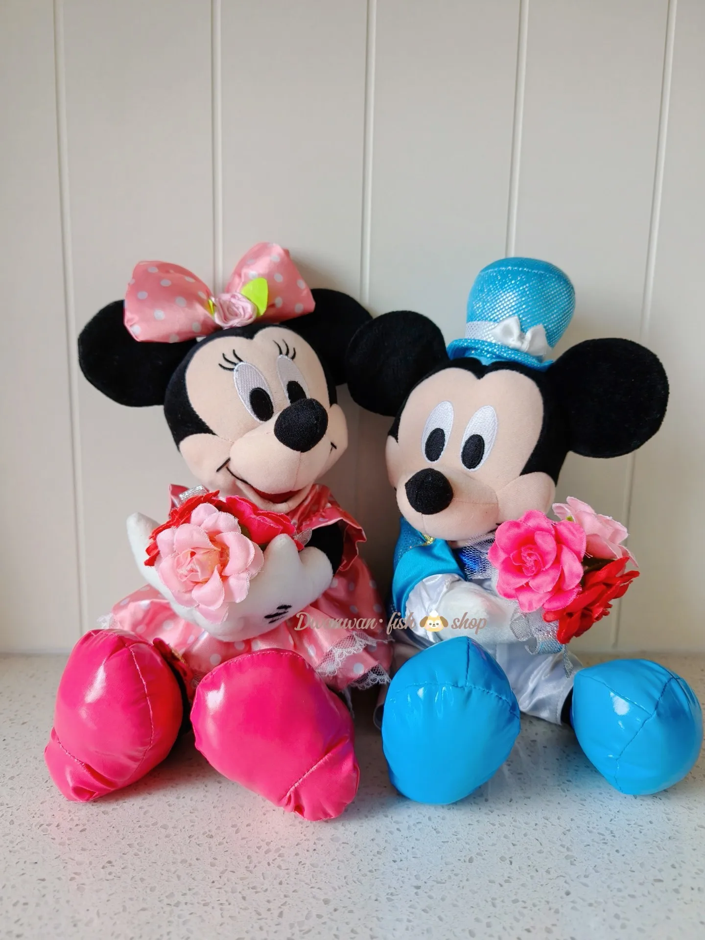 

Сувенир на свадьбу «Токио Диснея» с ограниченным тиражом: плюшевые куклы Микки и Минни в свадебном наряде с букетами