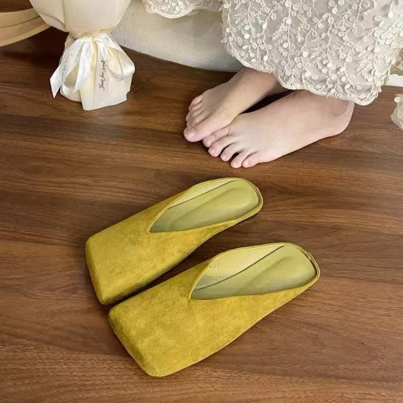 Baotou Halbe Hausschuhe für Damen, 2025, Frühling und Herbst, neuer Stil, kleiner quadratischer Kopf, flacher Mund, Samt, weicher Boden, modische flache Schuhe