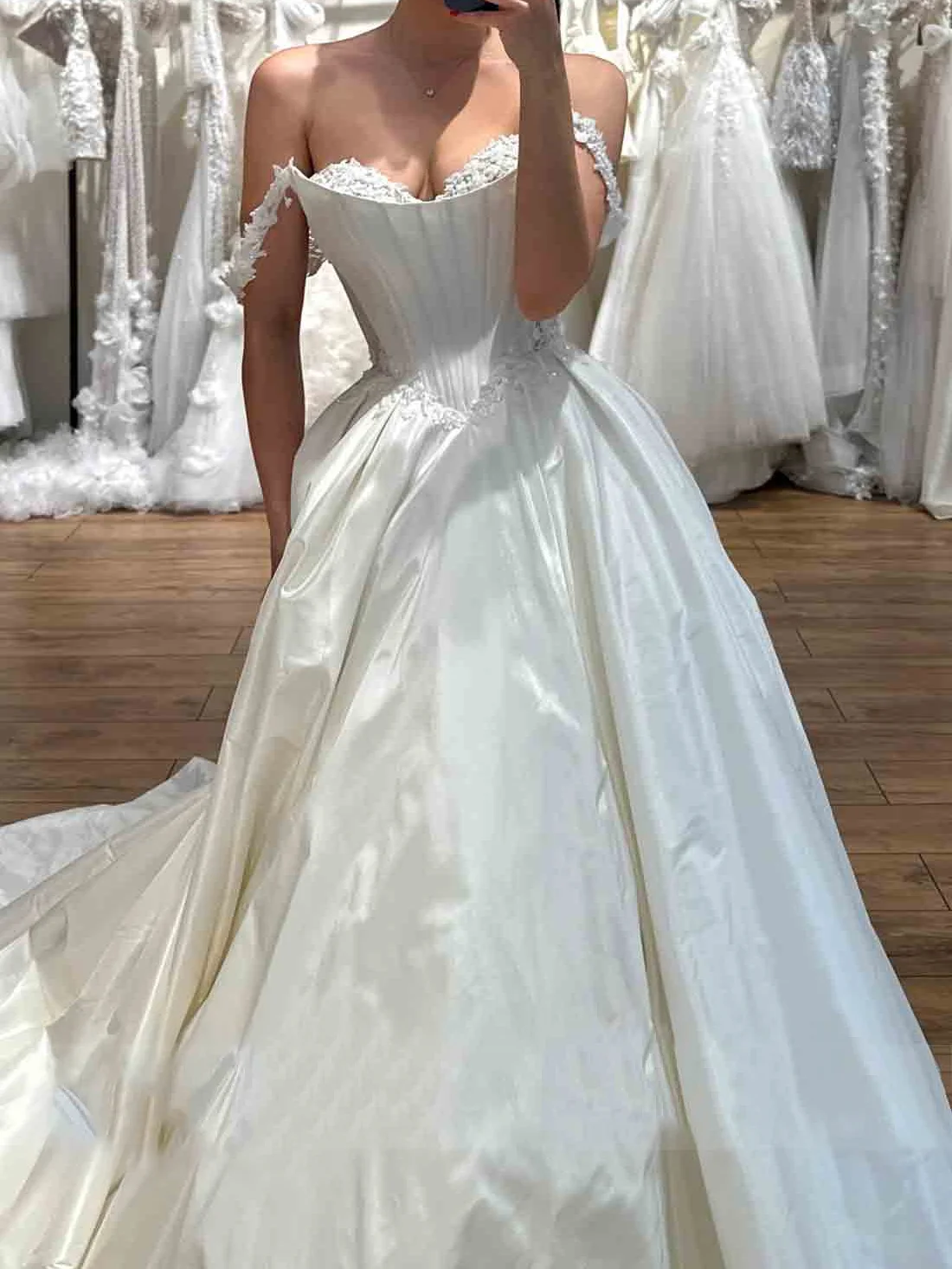 Clássico fora do ombro cetim plissado sem mangas vestidos de noiva vestidos de noiva personalizados