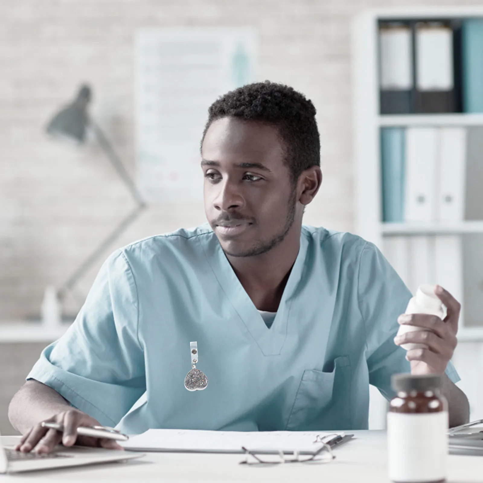 

2Pcs Functional Heart-Shaped Badge Clips Lightweight Portable Name Card Buckles for Waiters Students Safe Skin-Friendly Surface