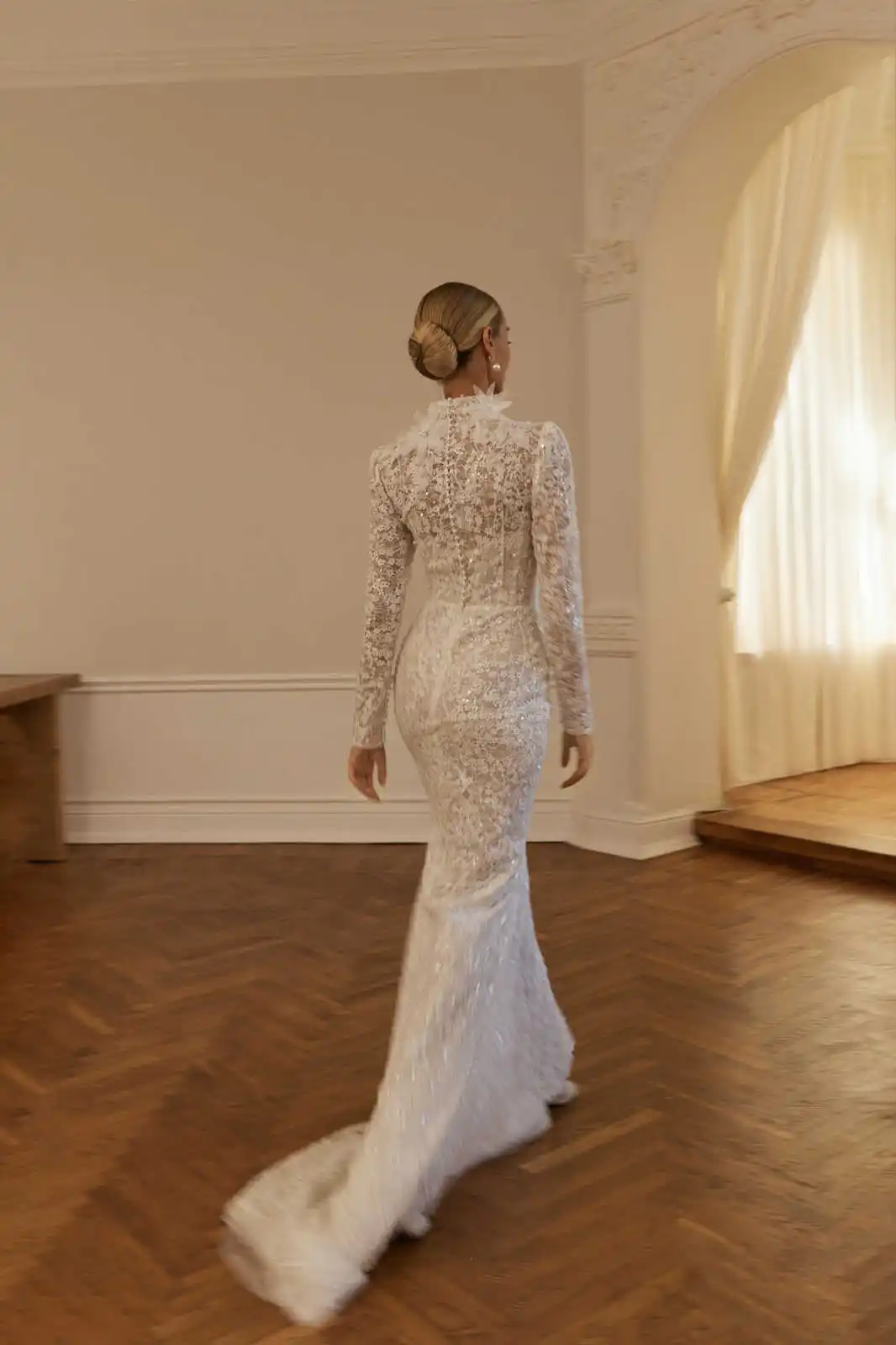 Elegant Mermaid Wedding Dresses V Neck Long Sleeve Appliques Lace Bride Dress Sequins Pearls Sweep Train Bridal Dress Customized