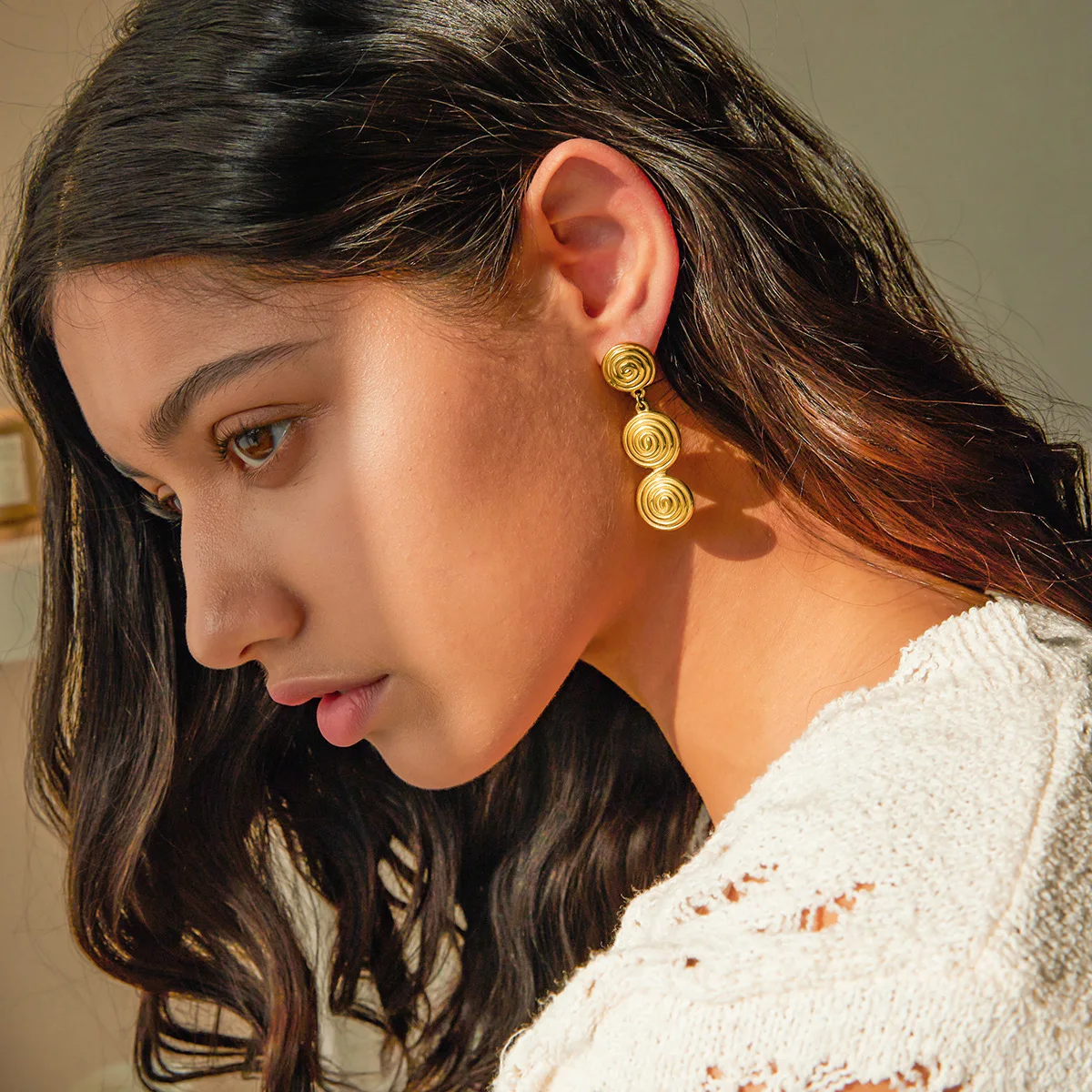 E12665 retro personalized spiral texture pendant earrings, simple niche vortex design alloy earrings