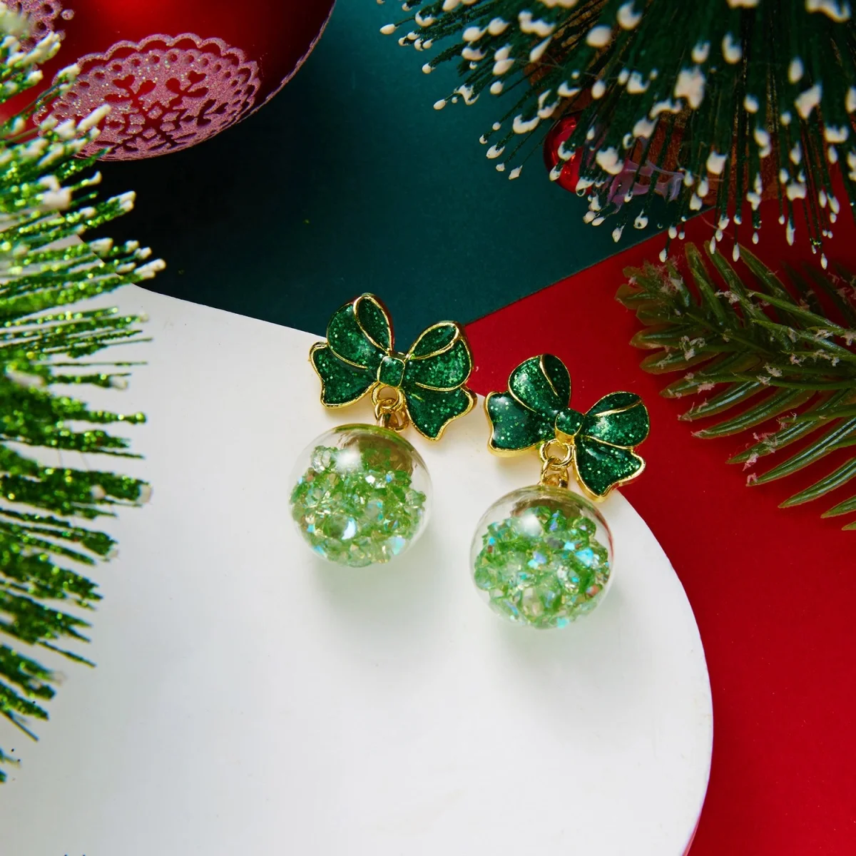 Weihnachtliche grün-rote Glitzer-Schleifenohrringe mit Kristallperlen und Glühbirnen für Damen, funkelnde Schneeflocken-Kugel-Ohrringe, Schmuck – Detail 27