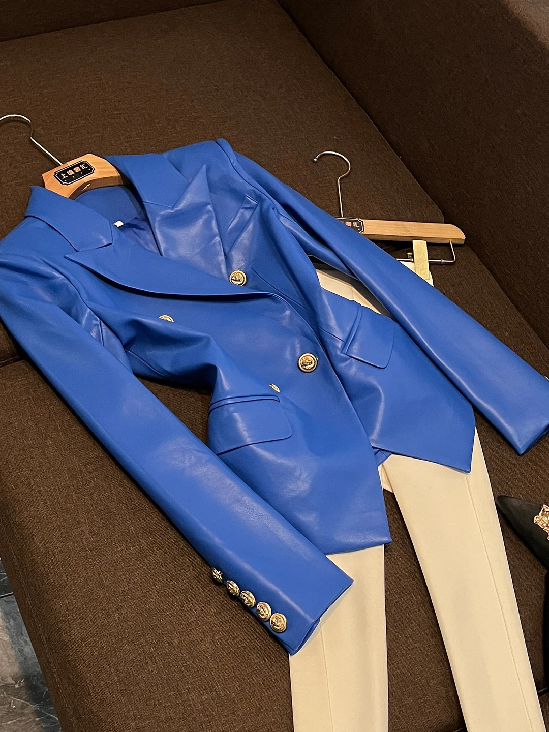 

Spring 2026 Women's Retro Sle Slim Fit ort Leather Jaet Long Sve Double Breasted Suit Collar Golden Bule Faionable