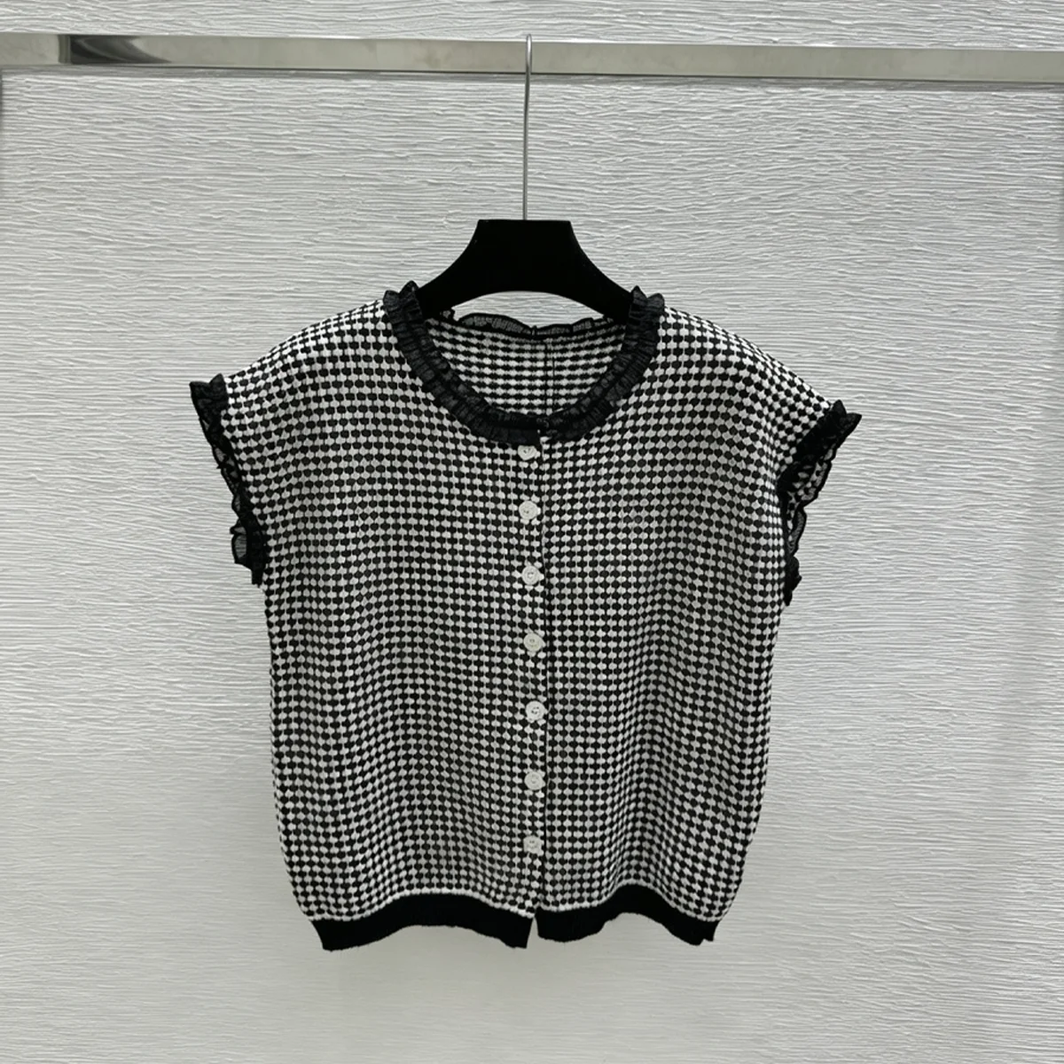 2026 High-Quality Women's Black and White Checkered Wood Trim Sleeveless Knit Cardigan--hb721