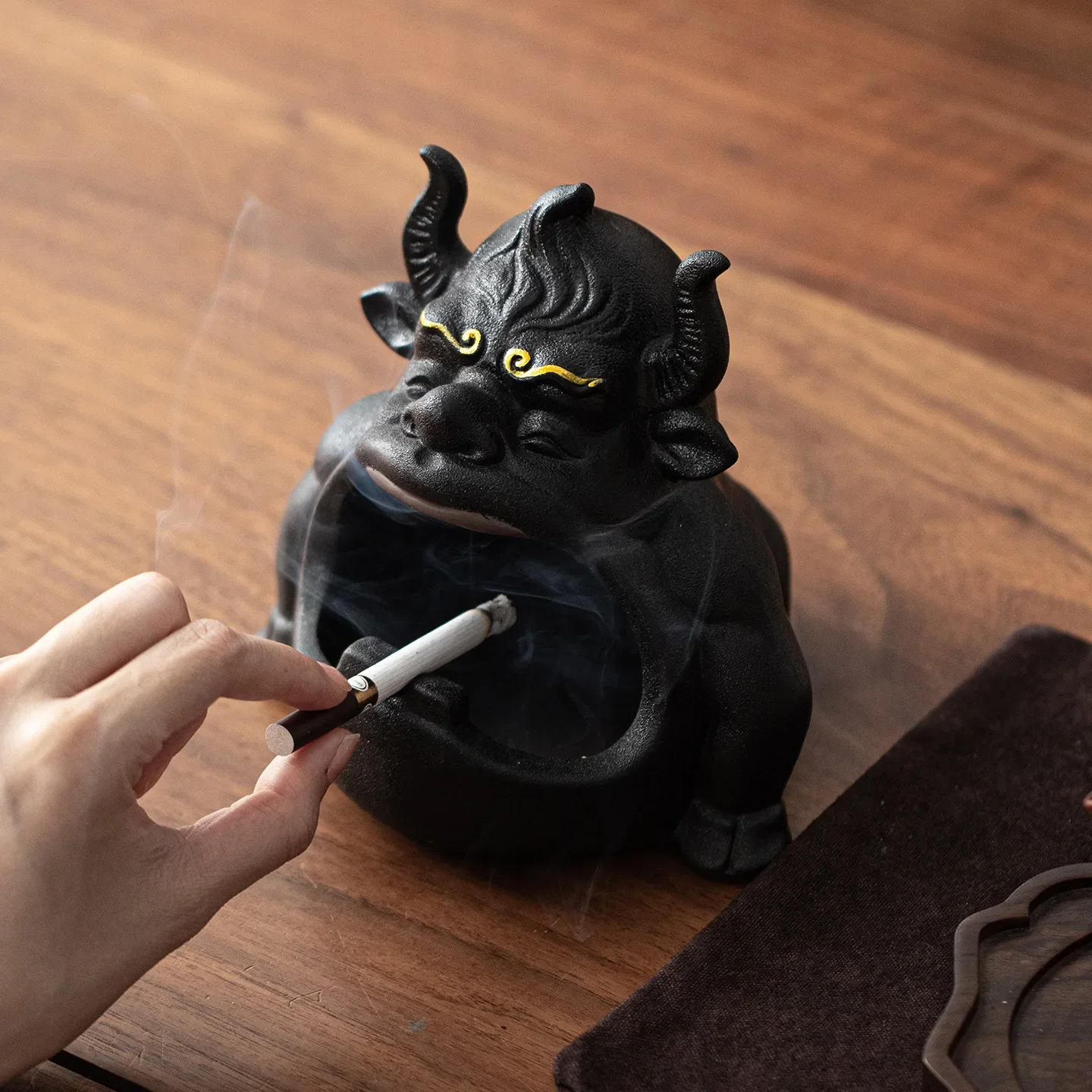 1PC Purple Sand Gold-painted Big Mouth Cow Ashtray Home Office Retro Handmade Anti-fly Ash Ashtray Creative Living Room Ornament