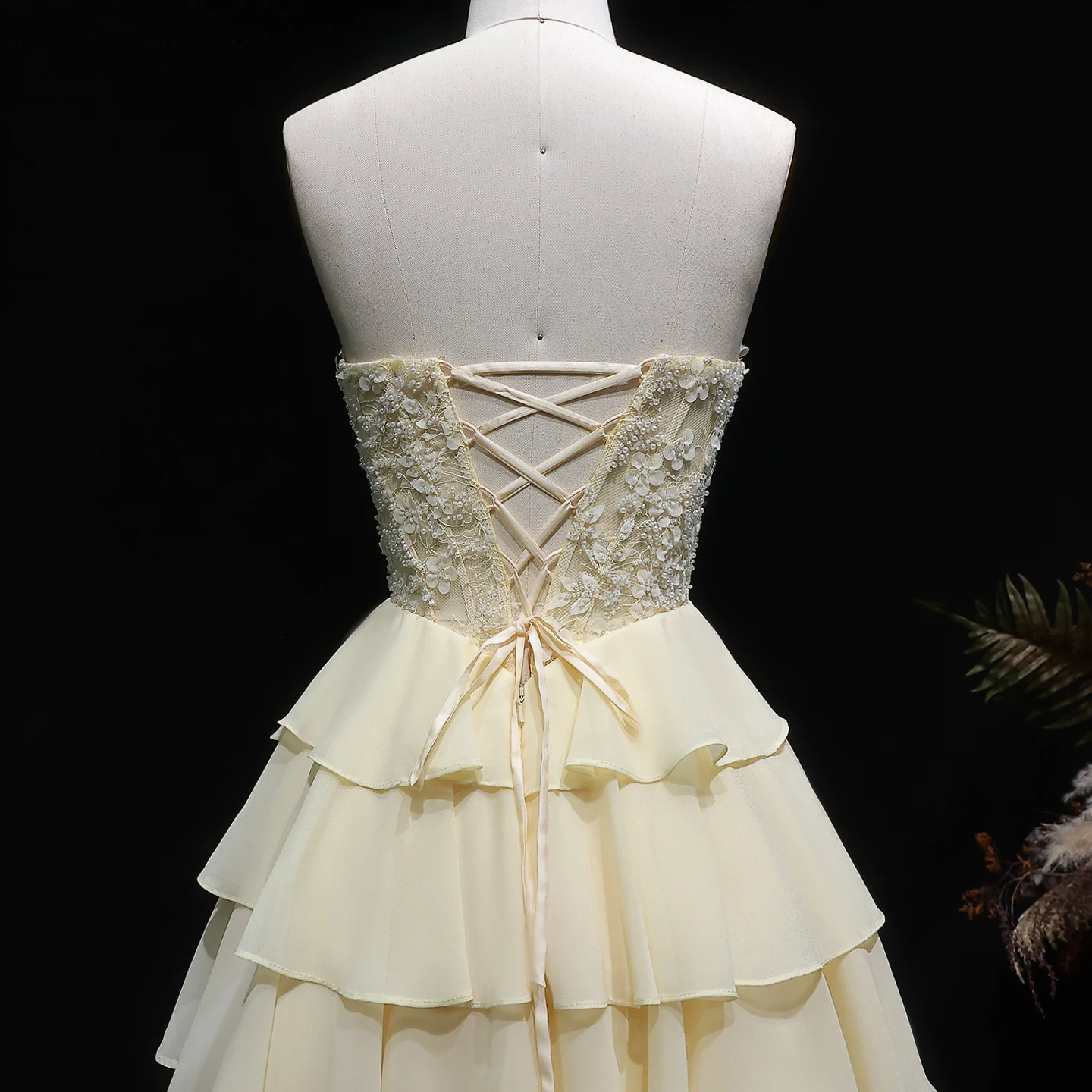 Sharon Said Gelbes trägerloses Homecoming-Kleid mit Perlenapplikationen, gestuften Rüschen, Chiffon, Dubai, kurzes Cocktail-Partykleid RM143, maßgeschneidert – Detail 10