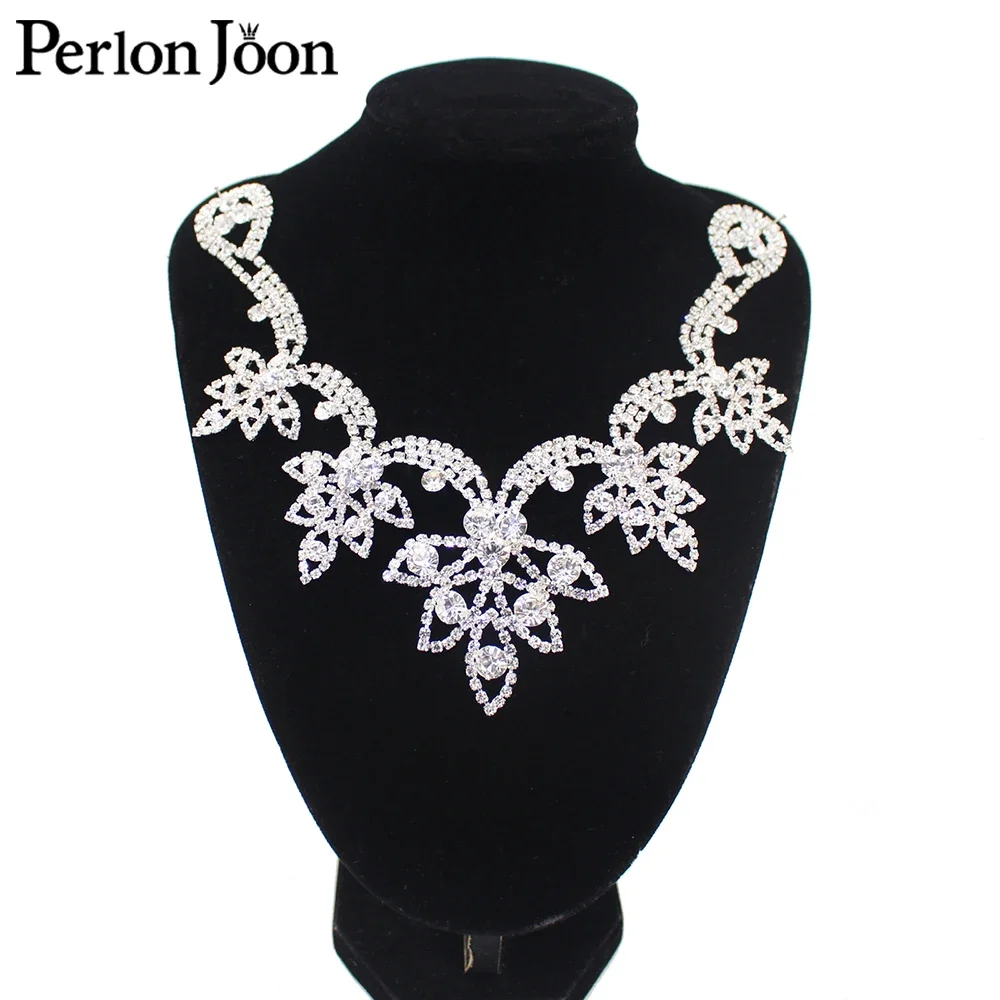 6.5*4.7 in Five Leaf Crystal Neckline Sew-on Rhinestone Adornment for Wedding Dress Skirt Flashing Clothing Accessories YL013