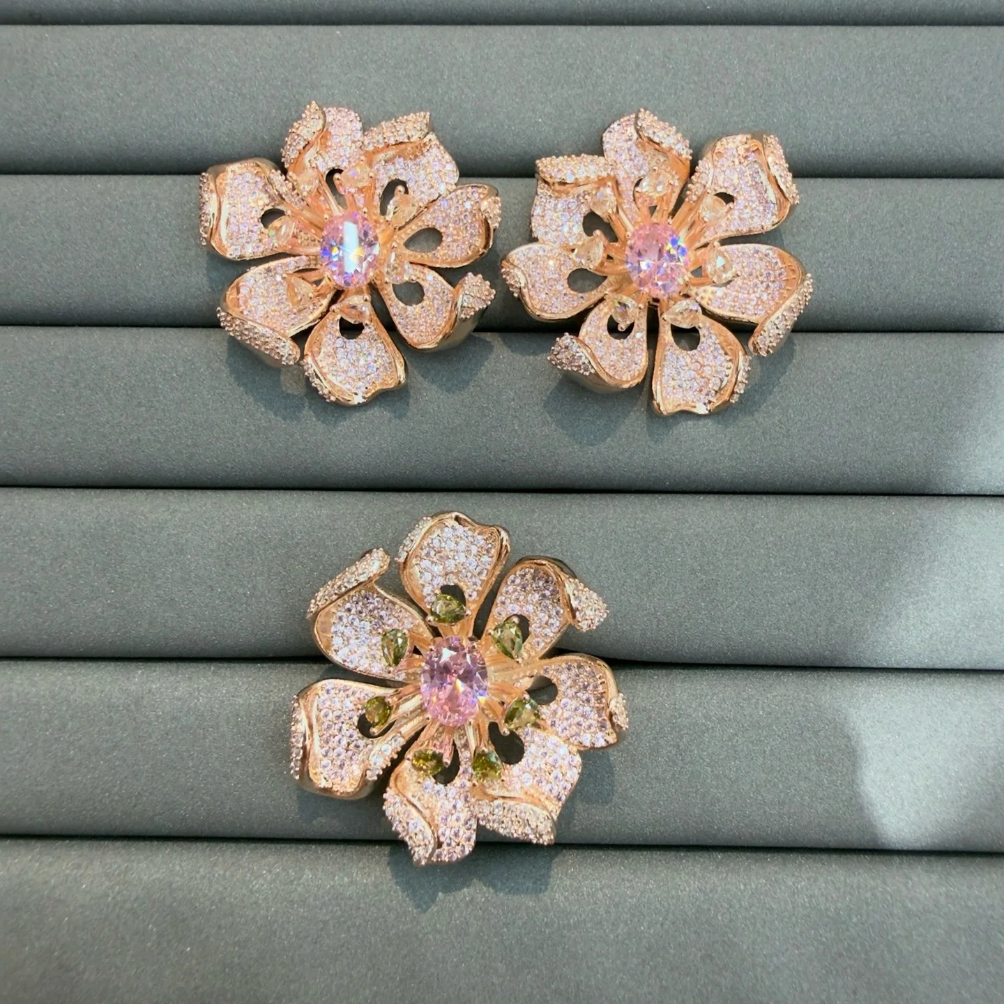 orecchini-a-perno-con-fiore-in-cz-scintillante-e-anello-coordinato-per-donna-gioielli-di-lusso-per-matrimoni-e-feste-orecchini-a-petali-floreali-multicolori