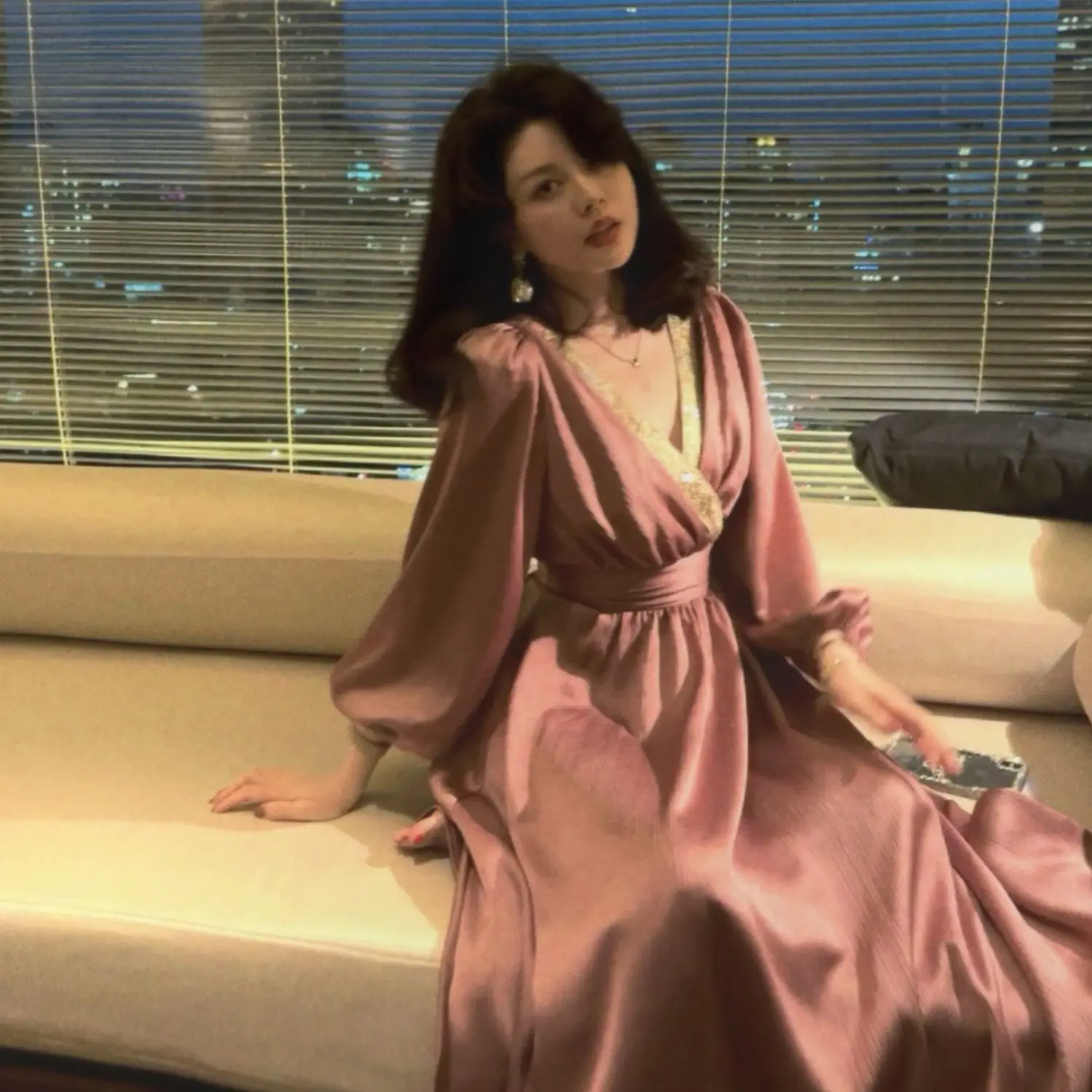 ฤดูใบไม้ผลิใหม่สไตล์ฝรั่งเศสอุตสาหกรรมหนักขั้นสูง Niche V คอซาตินที่สวยงาม High-end ชุดเดรสแขนยาวสําหรับผู้หญิง