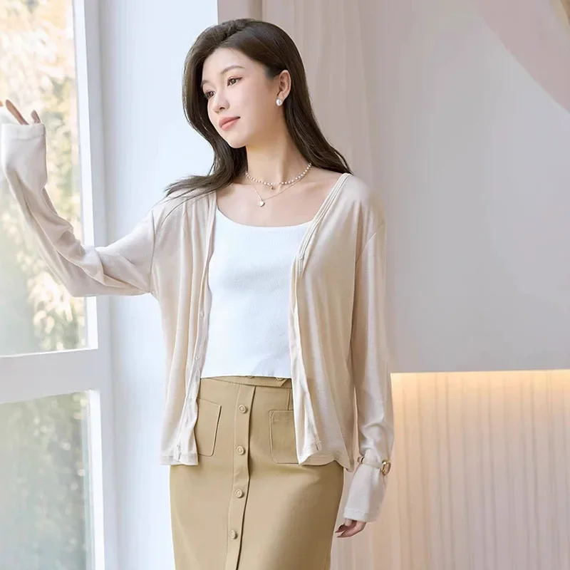 女性の薄いニットカーディガン 2025 春夏長袖日焼け防止カーディガン女性固体ボタンアップ V ネック生き抜く