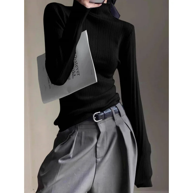 

Вязаный базовый свитер с полувысоким воротником для женщин осенью и зимой в сочетании с топкой под чаем.