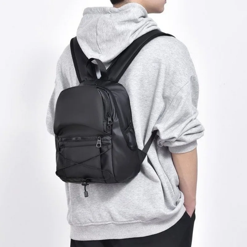 حقيبة ظهر رجالية صغيرة موضة رجل صغير الكتف المدرسية حقيبة ظهر للسفر أكسفورد القماش الذكور حقيبة الظهر 2025 في الهواء الطلق حقيبة ظهر سوداء