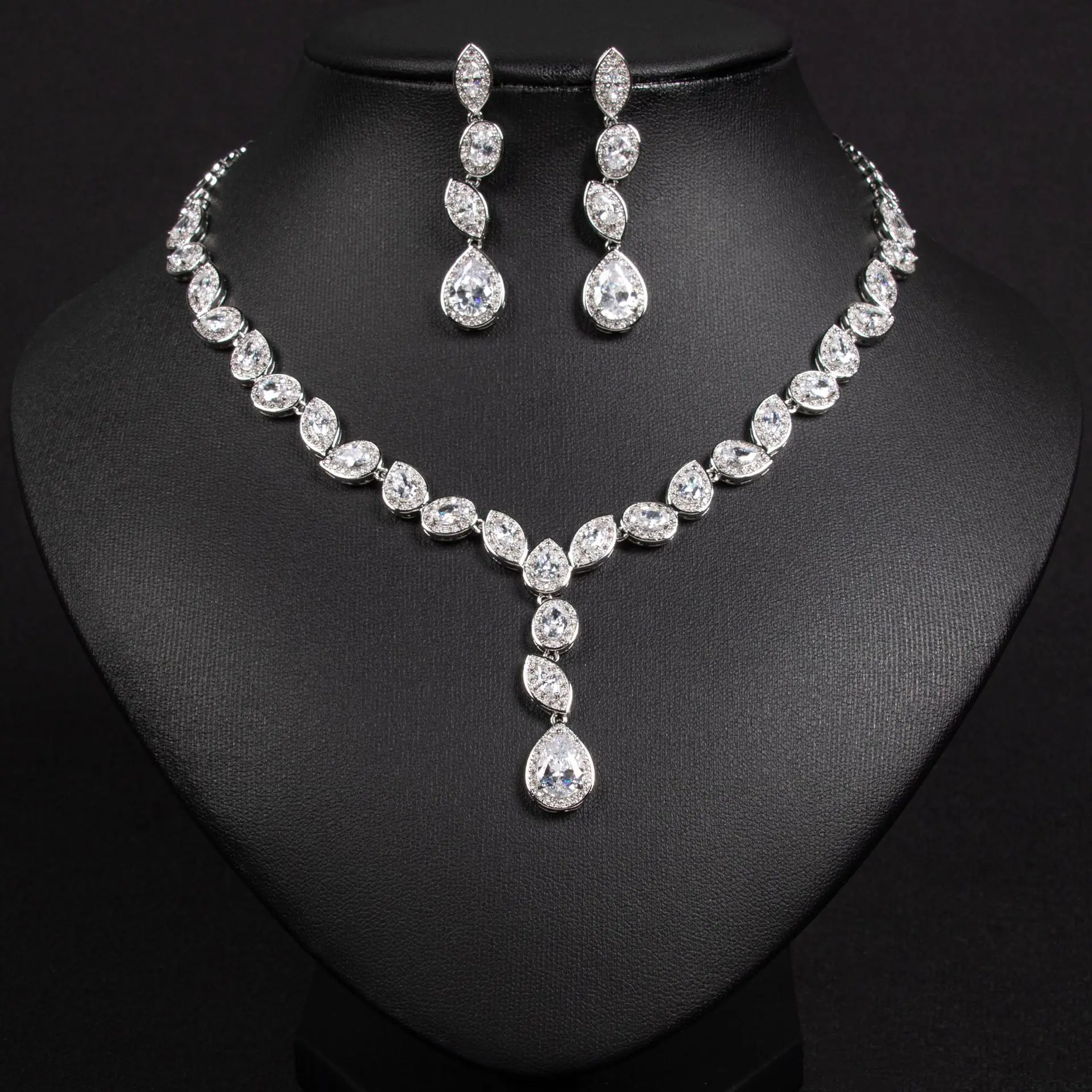 Necklace Earrings Jewelry Sets for Brides Fashionable and Dazzling Zirconia Water Droplet Party Wedding Accessories for Women