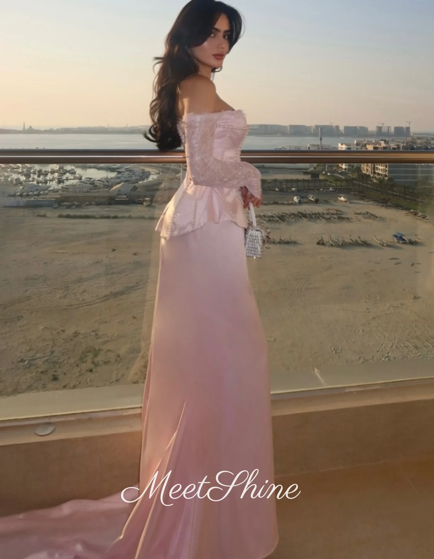 淡いピンクのオフショルダー エレガント マーメイド パール イブニングドレス フォーマル 高級 長袖 サテン ウェディング プロムドレス カスタマイズ