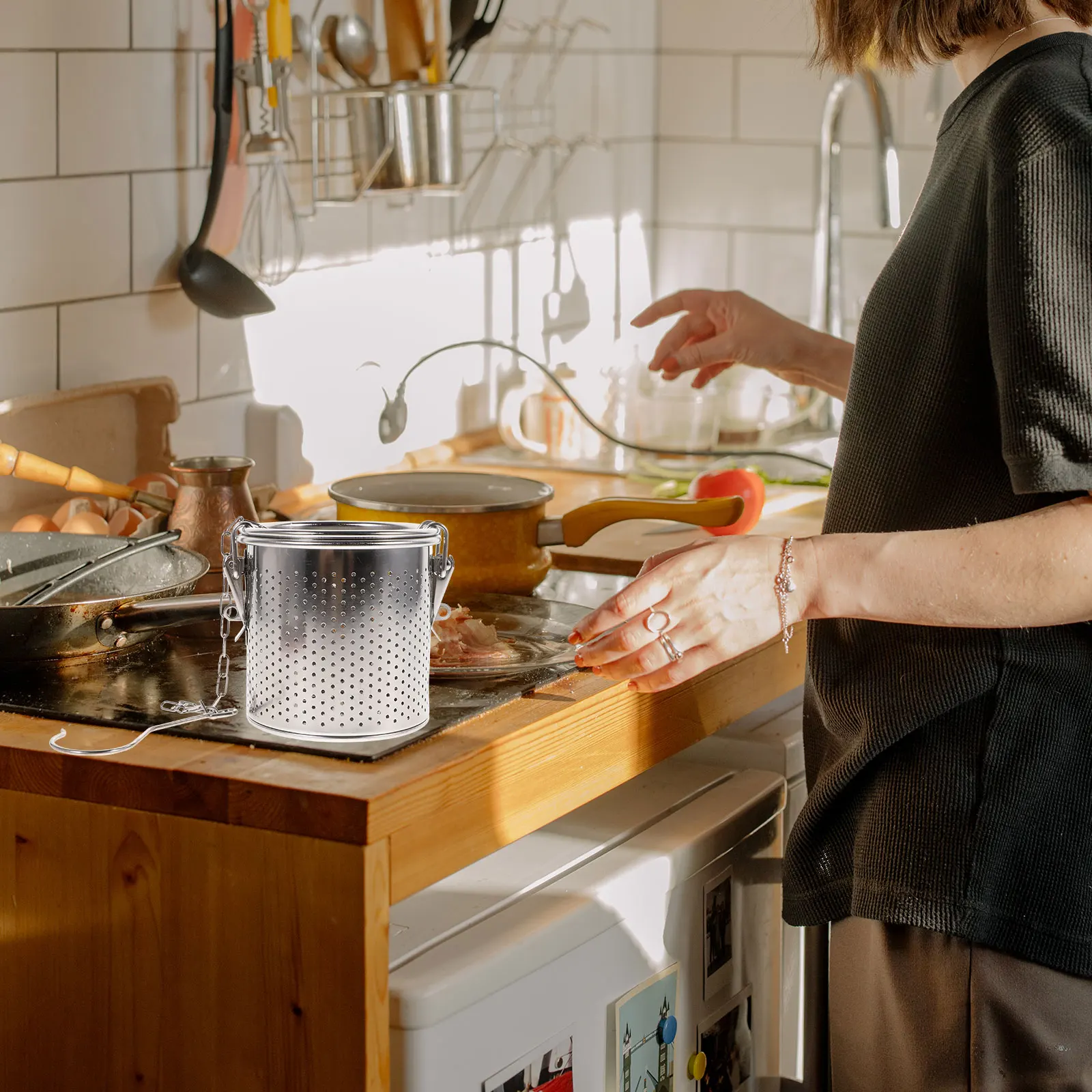 

1Pcs Household Spice Brine Basket Stainless Steel High Temperature Resistant Multipurpose Seasoning Basket Kitchen Supplies