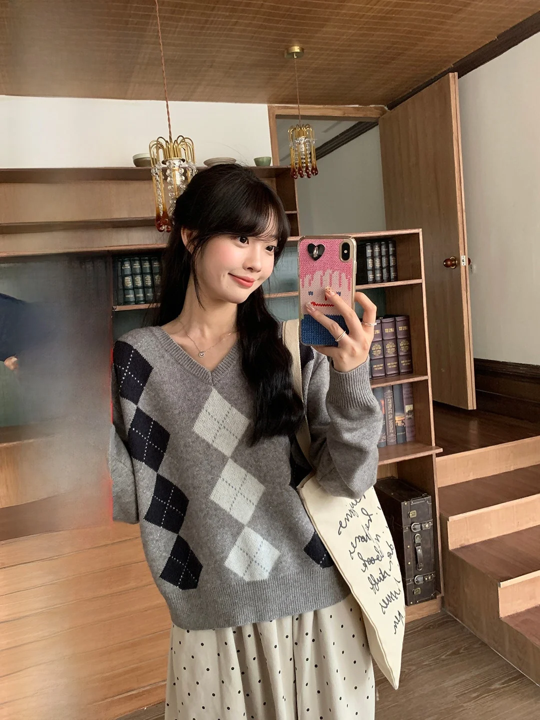 

Свитер Liu Xiaotuan с V-образным вырезом и ромбовидным узором, новинка зимы 2025, в стиле ретро, корейский стиль, универсальный, свободный топ для женщин