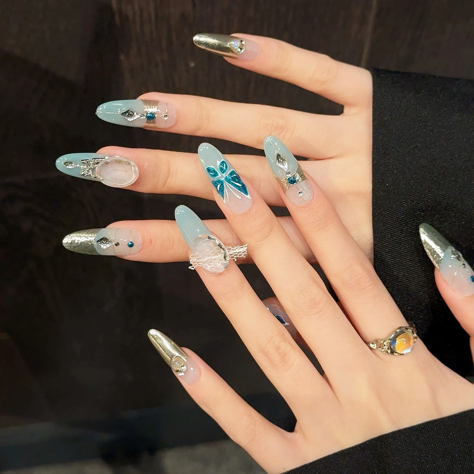 Gradiëntblauw Handgemaakte nepnagels Lange ovale vorm Druk op nagels Glanzende vlinderontwerpen voor manicure Dames Meisjes Kunstnagels