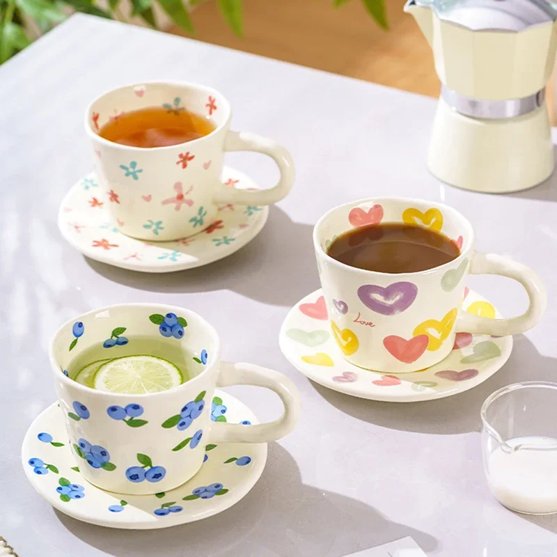 Handgekneckte Keramikbecher und Untertassen, Kaffeetasse, niedliche handbemalte Blumenmuster, Heidelbeere, Liebesmilch, Teetassen, Frühstückstrinkbecher
