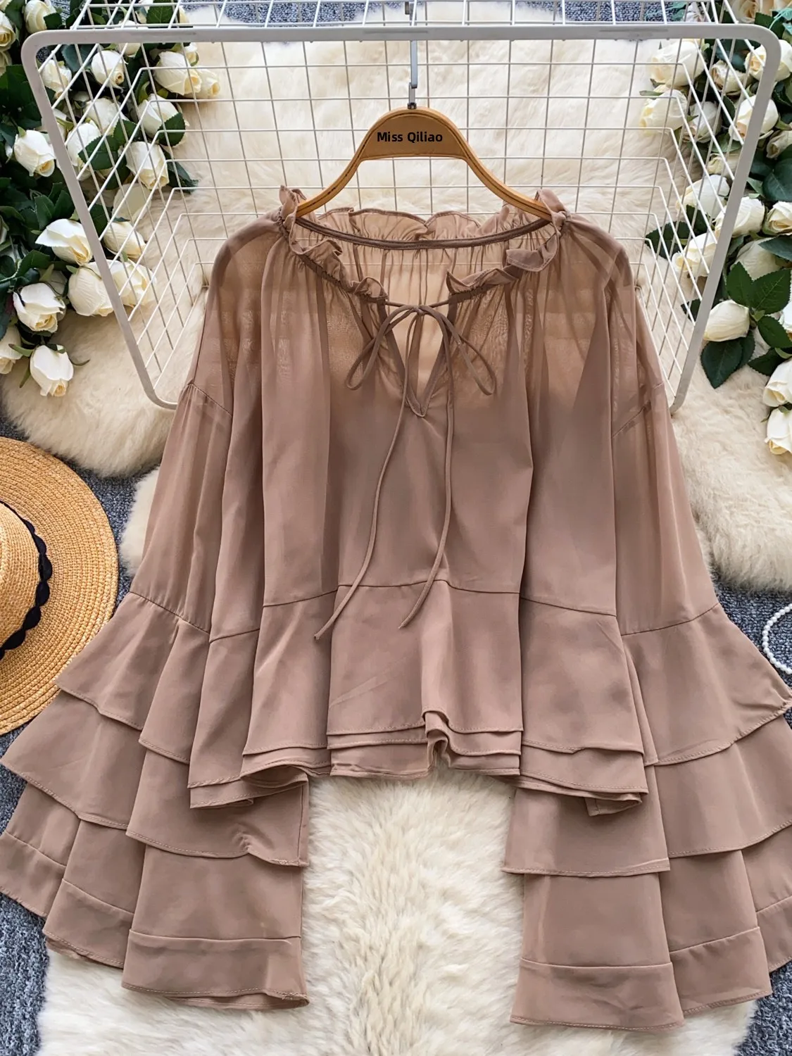 Luźna, cienka bluzka damska z szyfonu z rękawami dzwonkami, okrągły dekolt, siateczka, wiosenno-jesienna, modna, oddychająca, delikatna.