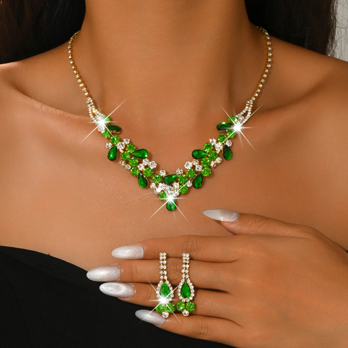 1 Set of Jewelry Includes (1 Pair of Earrings + 1 Necklace) French-Style Sweet and Eco-Friendly Bridal Jewelry Set, Fashionable and High-End Crystal Flower Necklace and Earrings for Women, Perfect for Weddings, Banquets, Gifts, and as a Full-Season Accessory for the New Year, Suitable for Women and as a Gift