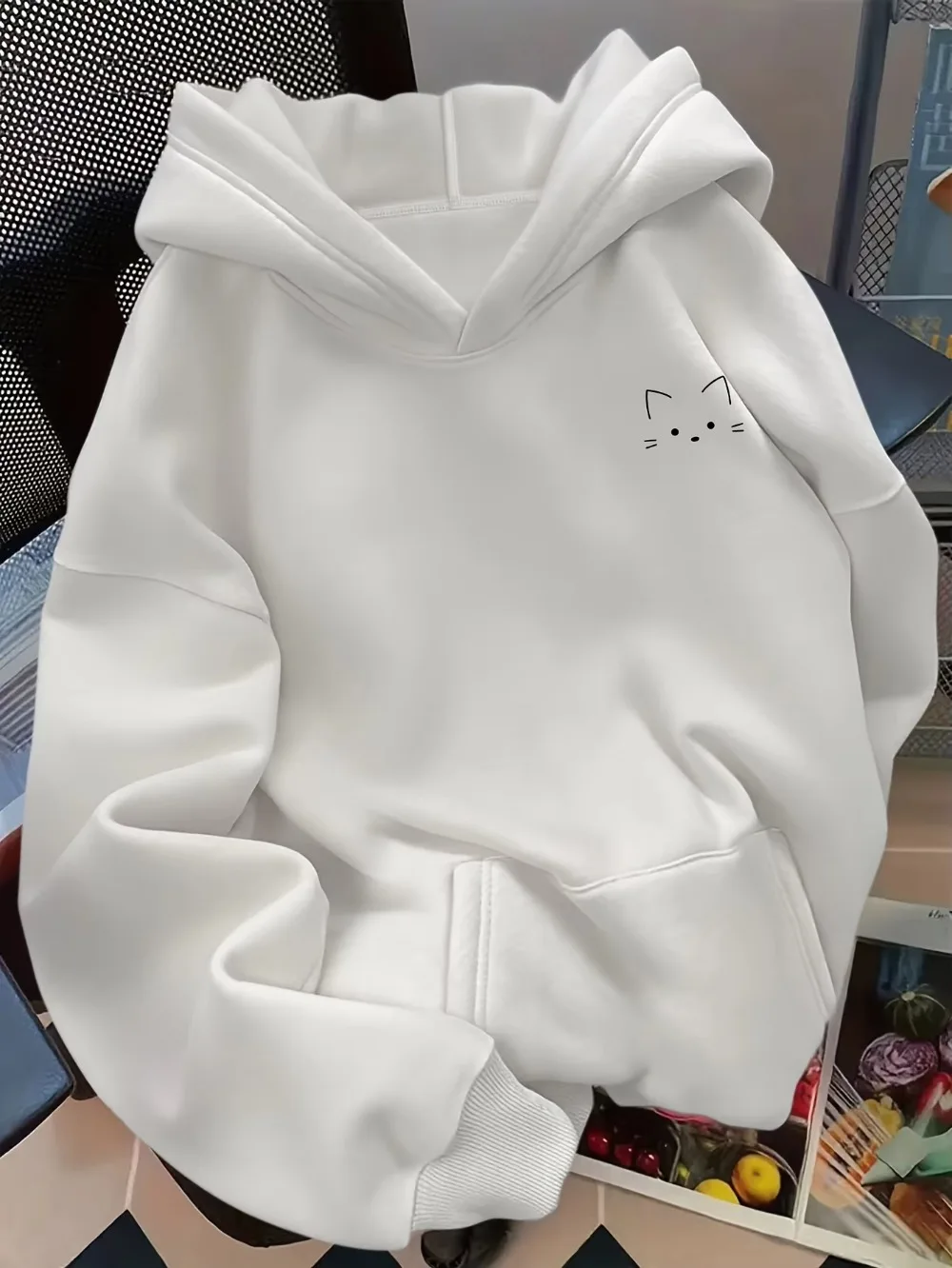 Minimalistischer Hoodie mit Katzenmotiv für Damen, schlichtes Sweatshirt mit kleinem Katzenaufdruck, modisches Freizeit-Sweatshirt, Harajuku-Stil, Unisex. – Detail 3
