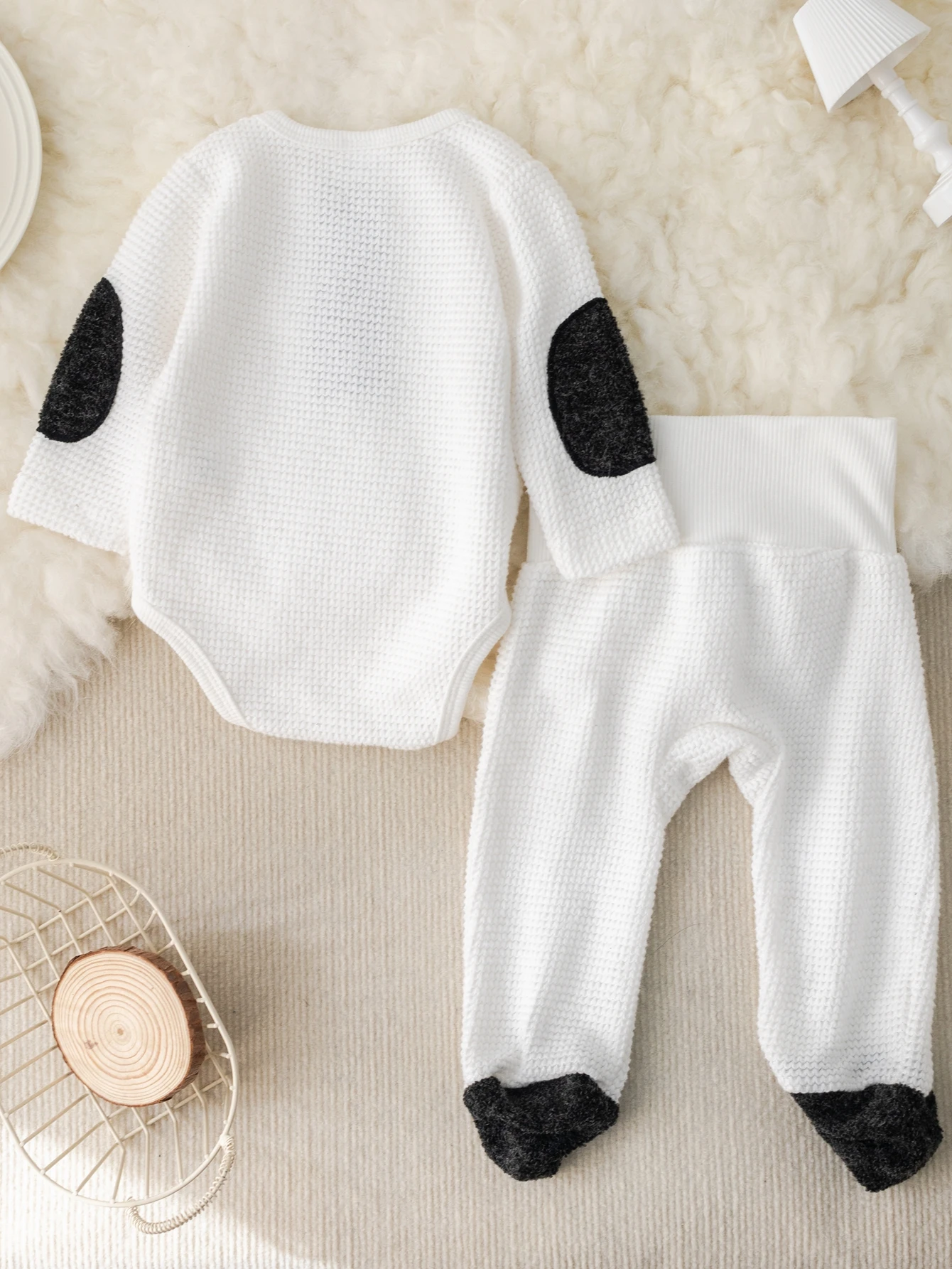 Baby White Black Color Block Waffle Design Elbow Protector Bootie Comfortable Skin-Friendly Triangle Romper + Booties Set
