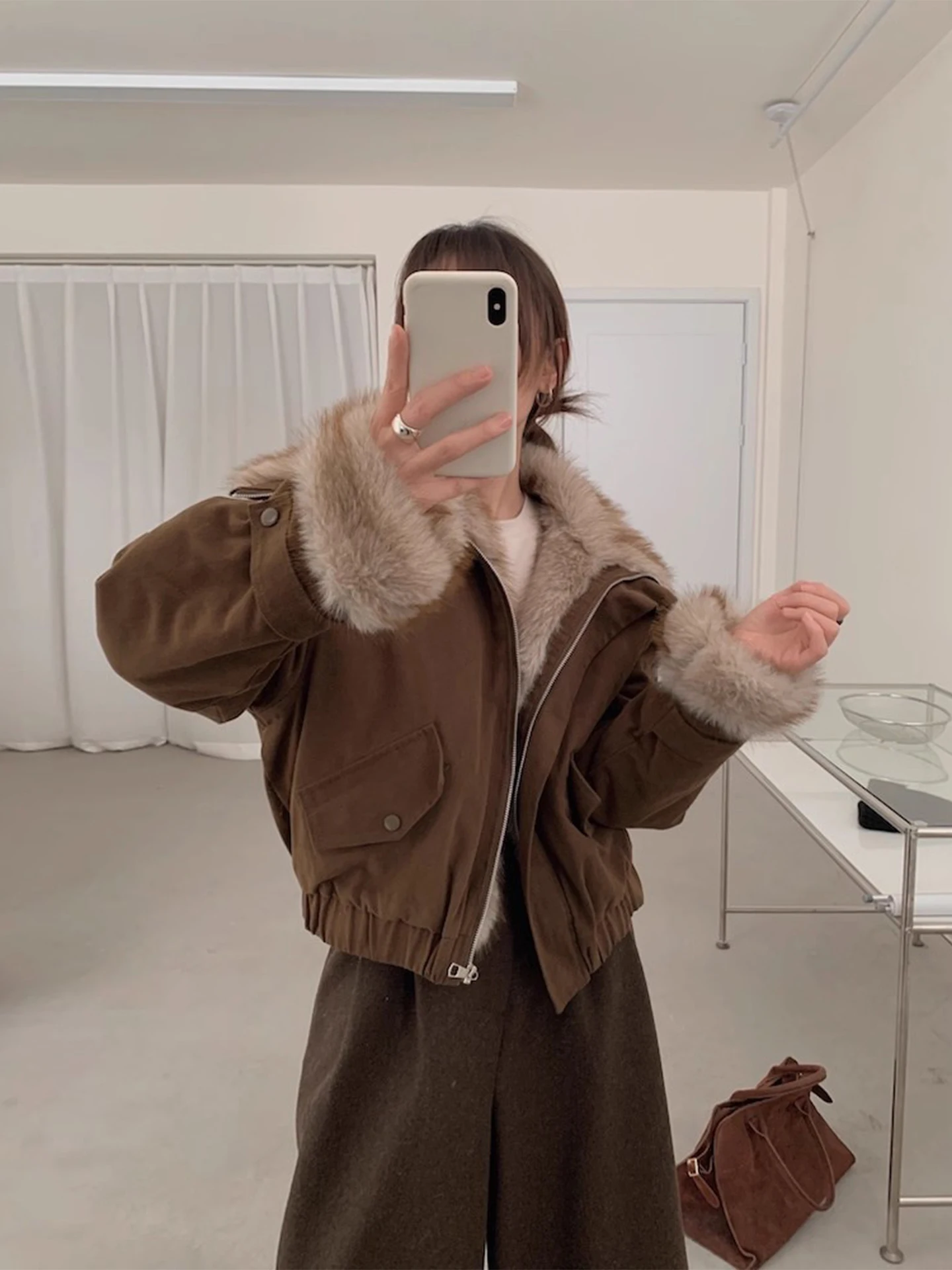 เสื้อโค้ทผ้าฝ้ายอเนกประสงค์สำหรับผู้หญิง รุ่นใหม่ล่าสุดสำหรับฤดูหนาว พร้อมปกขนเฟอร์เทียมสไตล์เรโทร ด้านในบุด้วยผ้าฝ้าย เหมาะสำหรับใส่ทำงาน