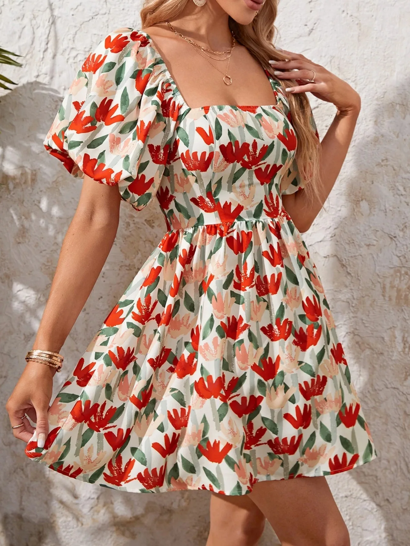 فستان بأكمام قصيرة فانوس مطبوع عليه زهور 2025 فستان صيفي مطبوع برقبة مربعة وخصر للنساء فستان كاجوال عصري