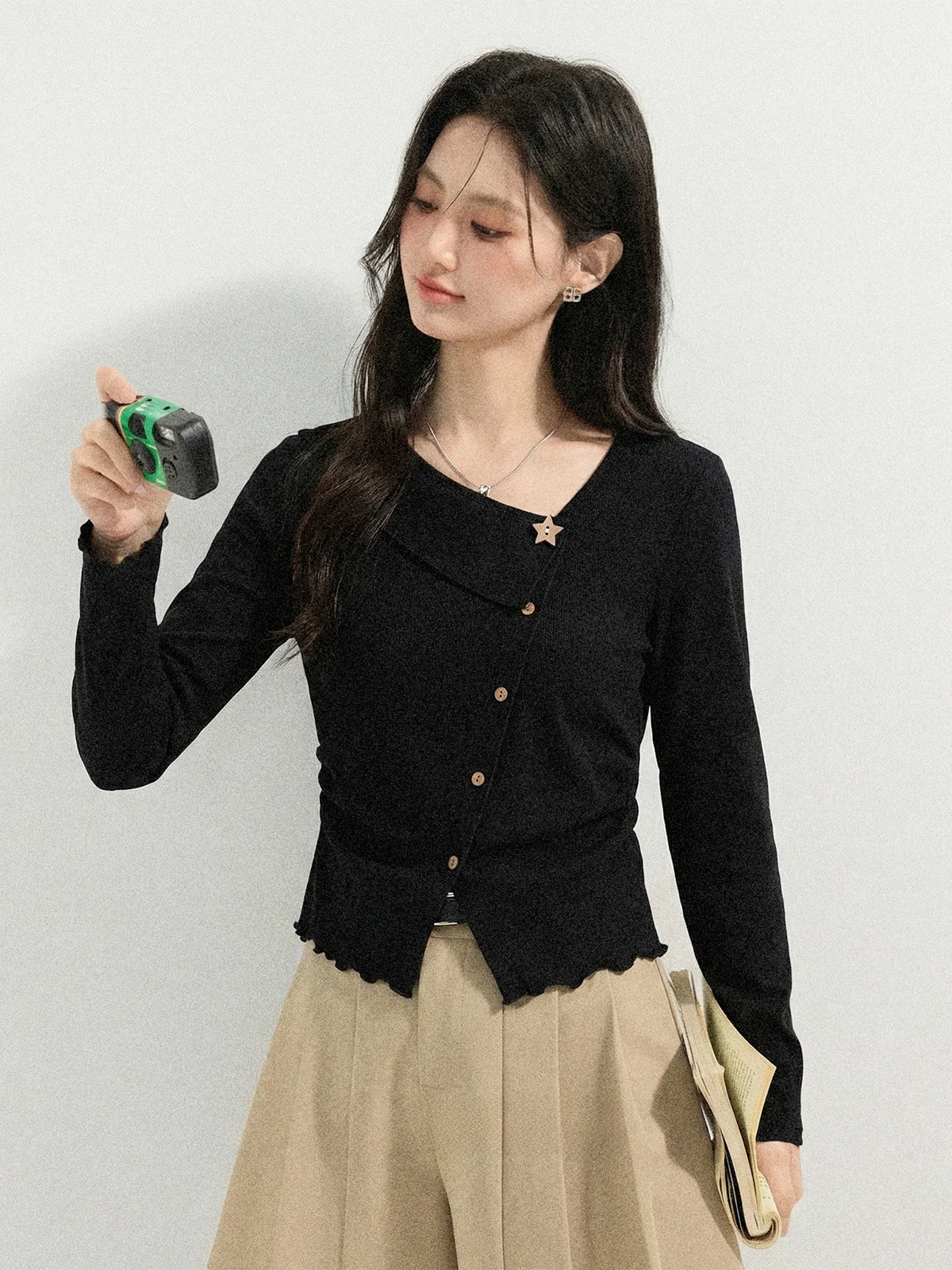 

Женская приталенная футболка с длинным рукавом, красивая, универсальная, с эффектом похудения, с подплечниками, весна 2026, новинка