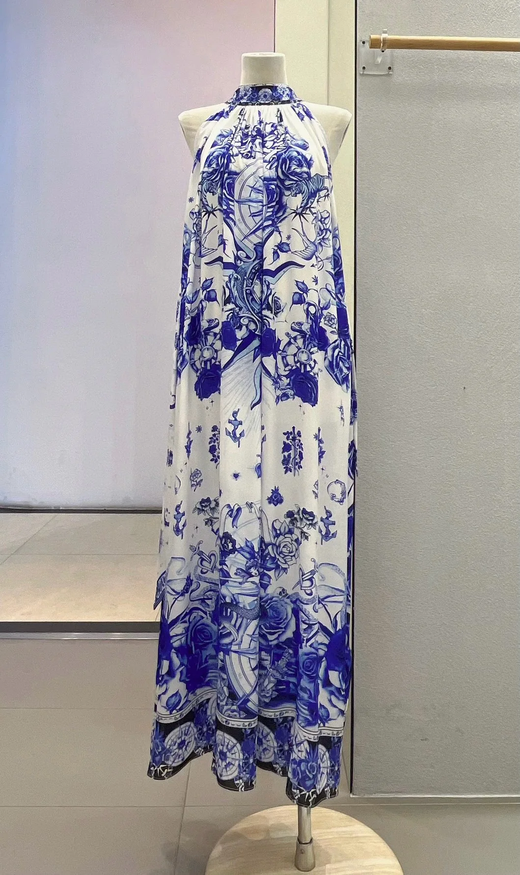 Robe longue en perles de cristal pour femmes, imprimé floral bleu, col licou, sans manches, vacances, 100% soie