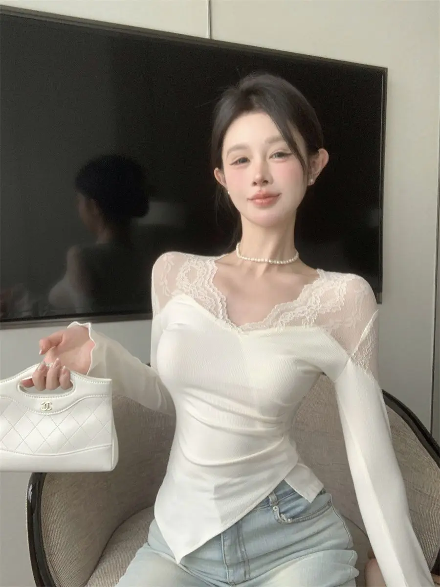 

French Lace Spliced v-neck Long-sleeved Top Autumn and Winter New Irregular T-shirt Trend