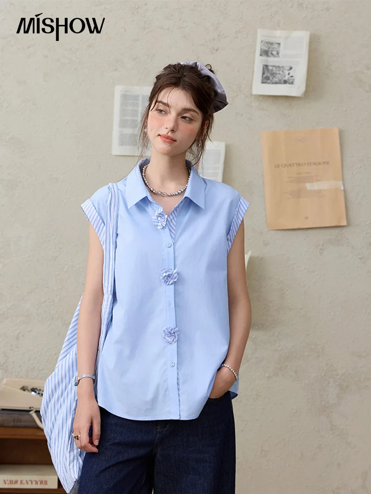 MISHOW สีฟ้าสีขาวลาย Spliced เสื้อฤดูร้อน 2025 ปกผ้าฝ้ายผสมเดินทางเสื้อสามมิติดอกไม้ด้านบน MXE32C0784